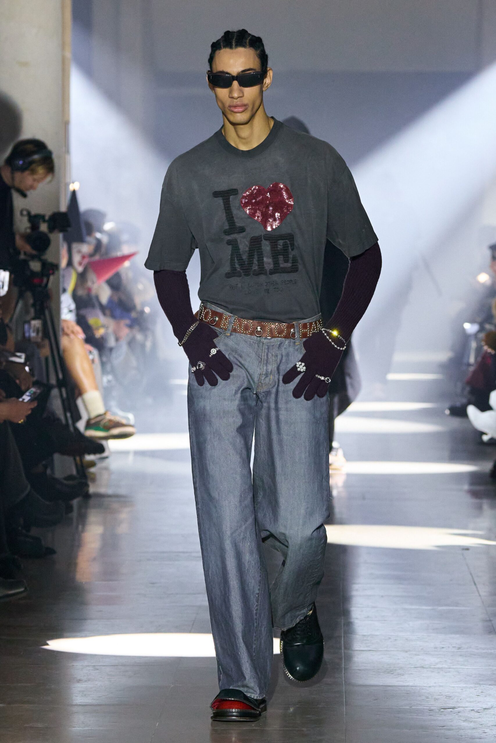 purple knit gloves