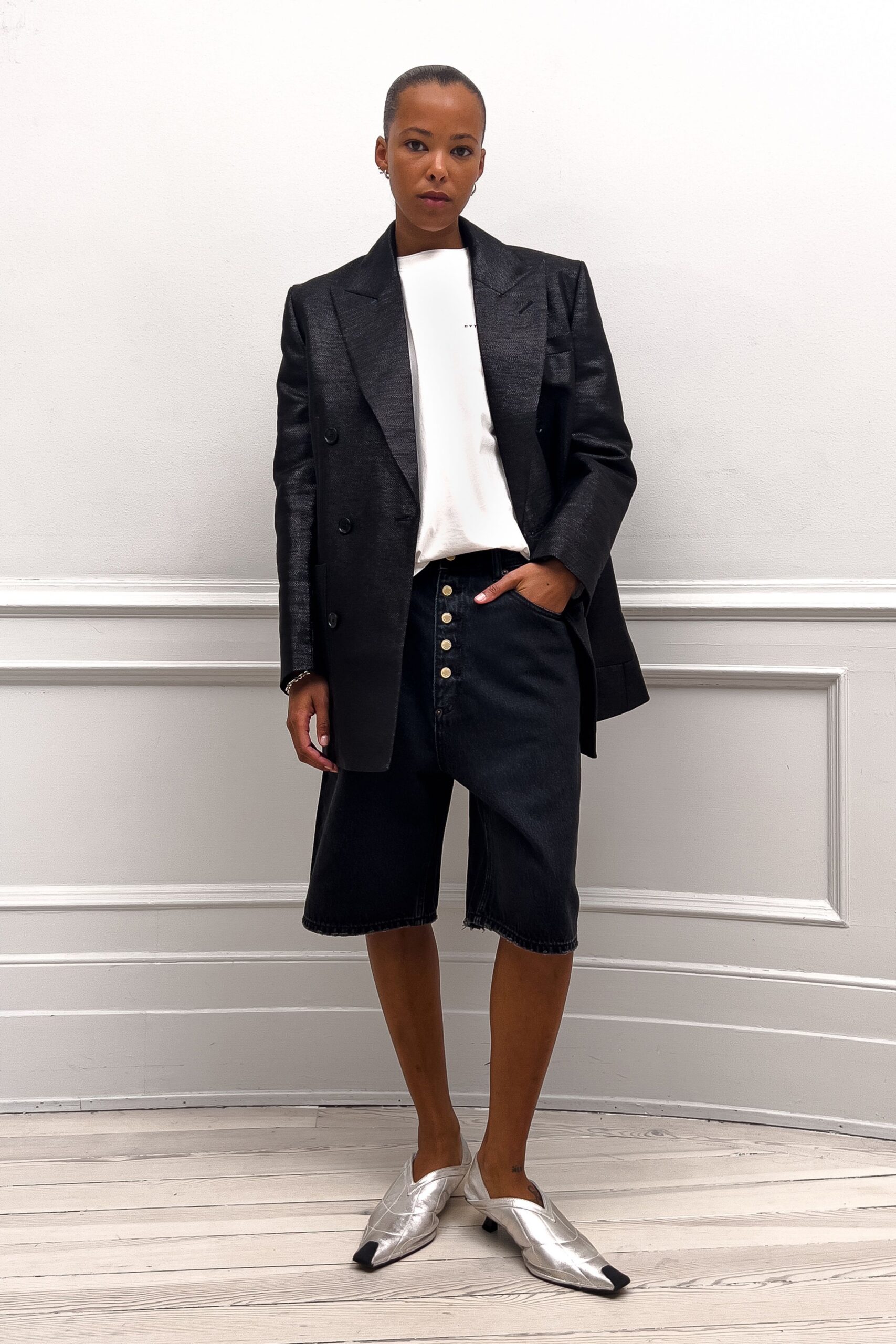 blue denim relaxed high-waisted buttoned shorts