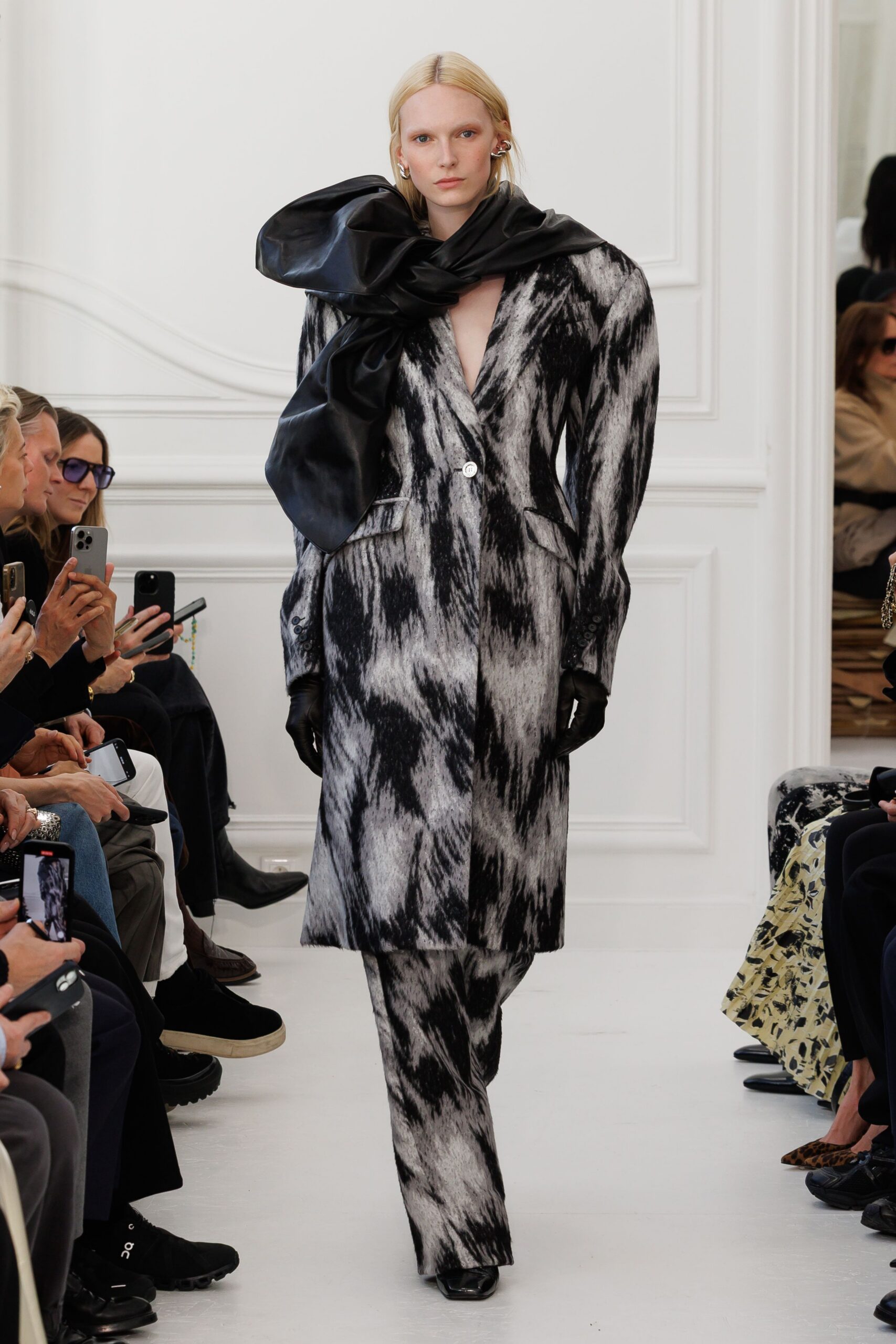 black wool long-sleeve collared tailored printed coat