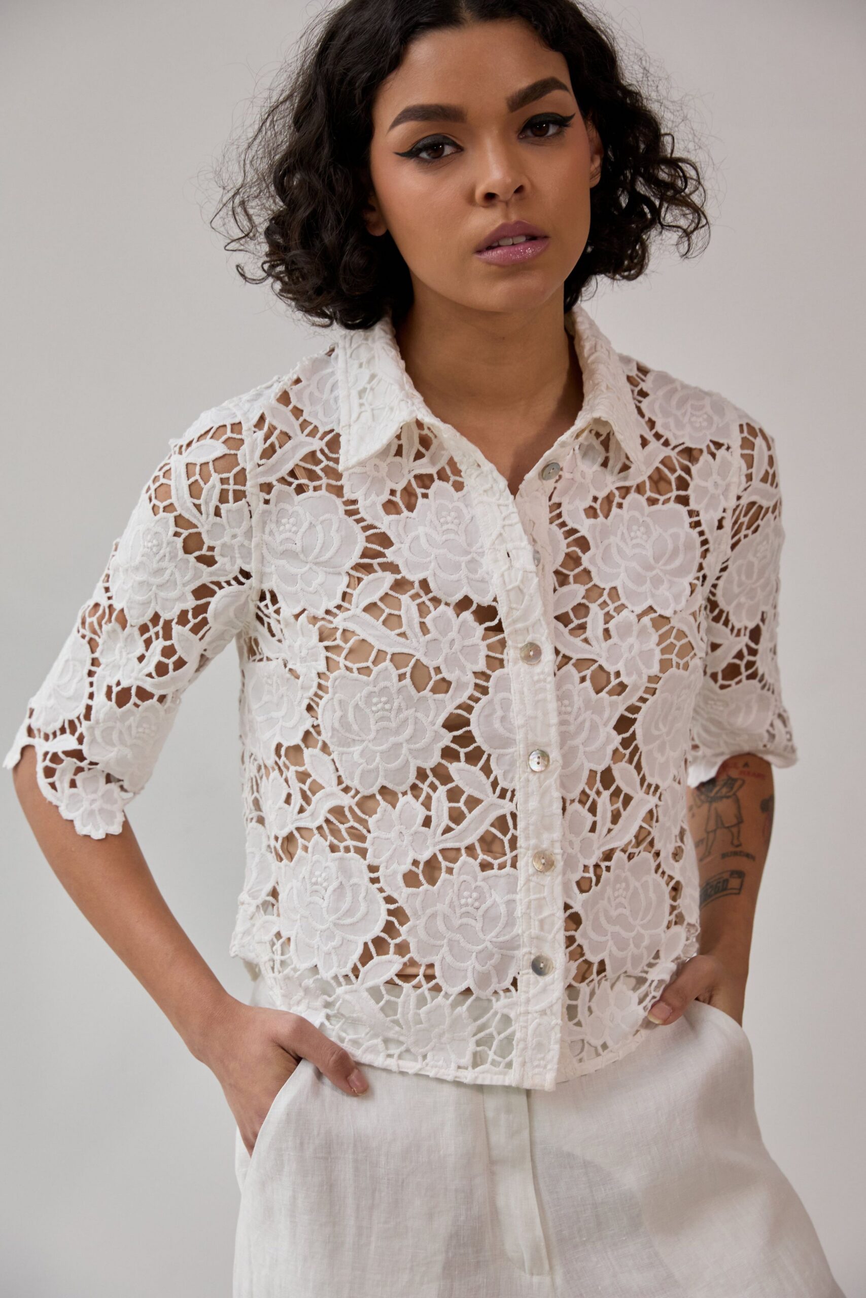 white lace short-sleeve collared fitted embroidered shirt