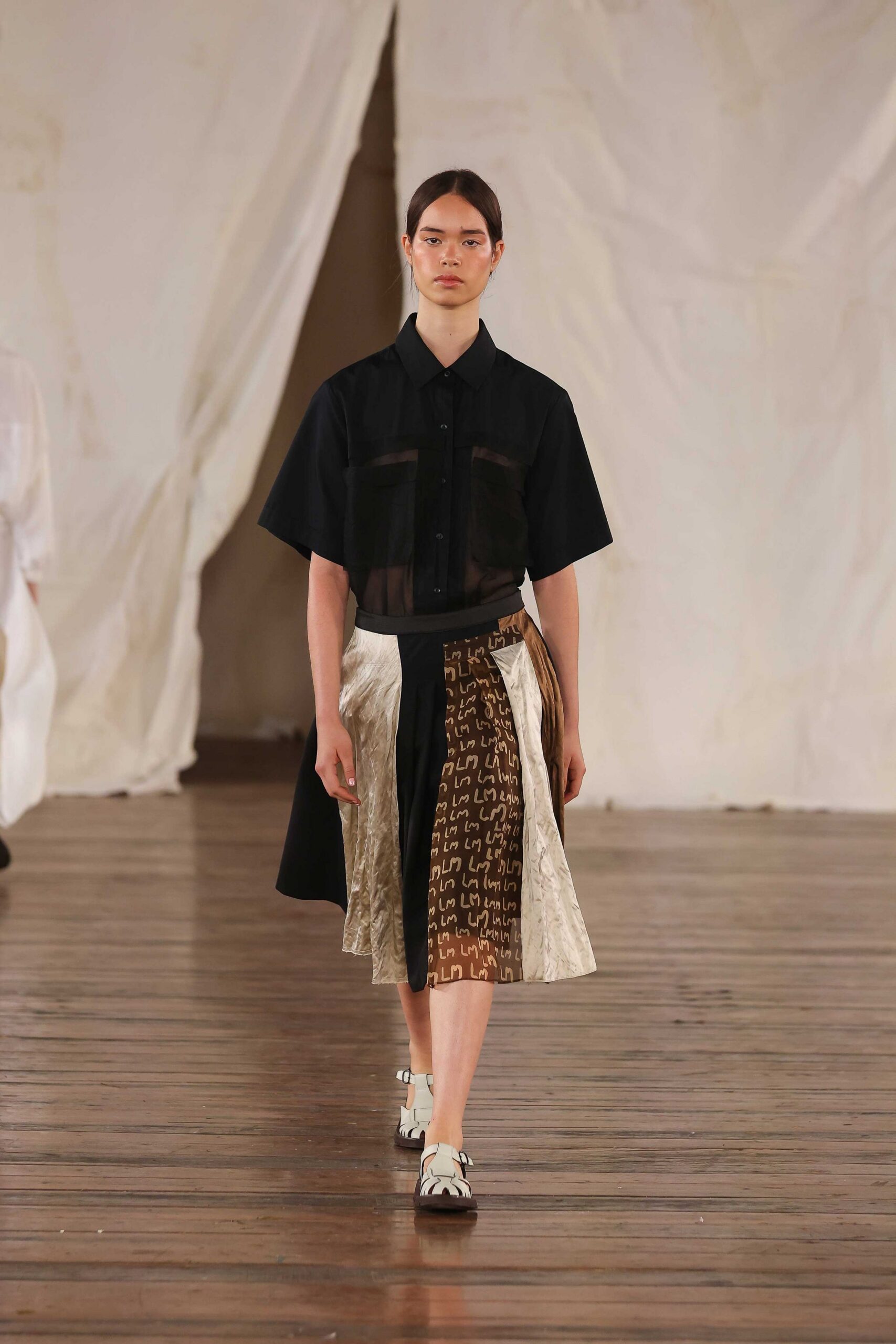 black shirt pleated skirt