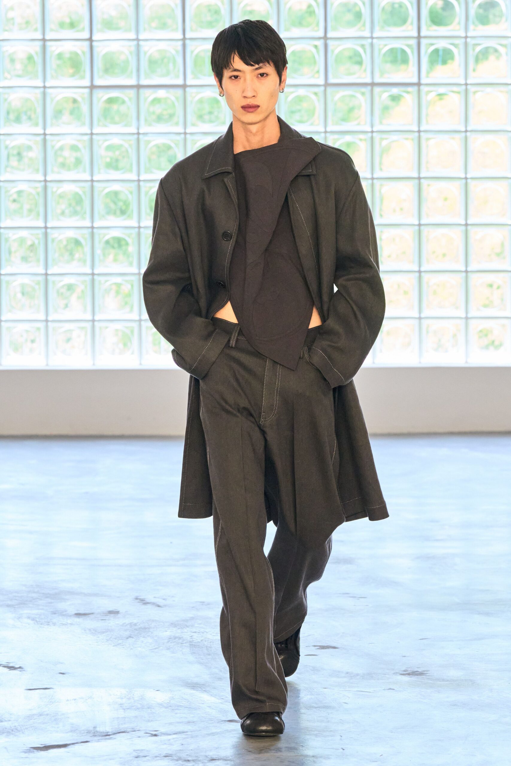 black cotton long-sleeve collared relaxed buttoned coat
