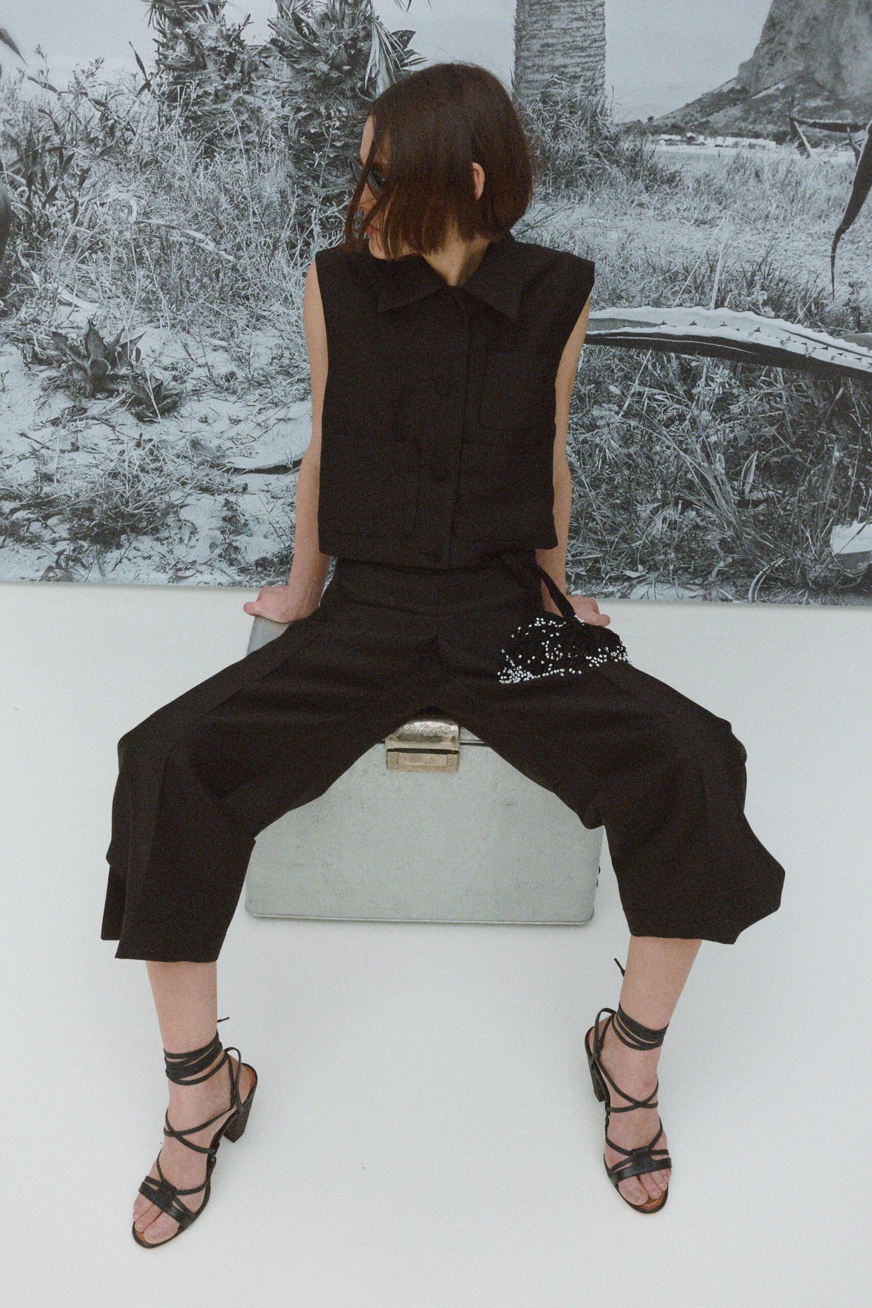 black cotton sleeveless collared fitted buttoned top