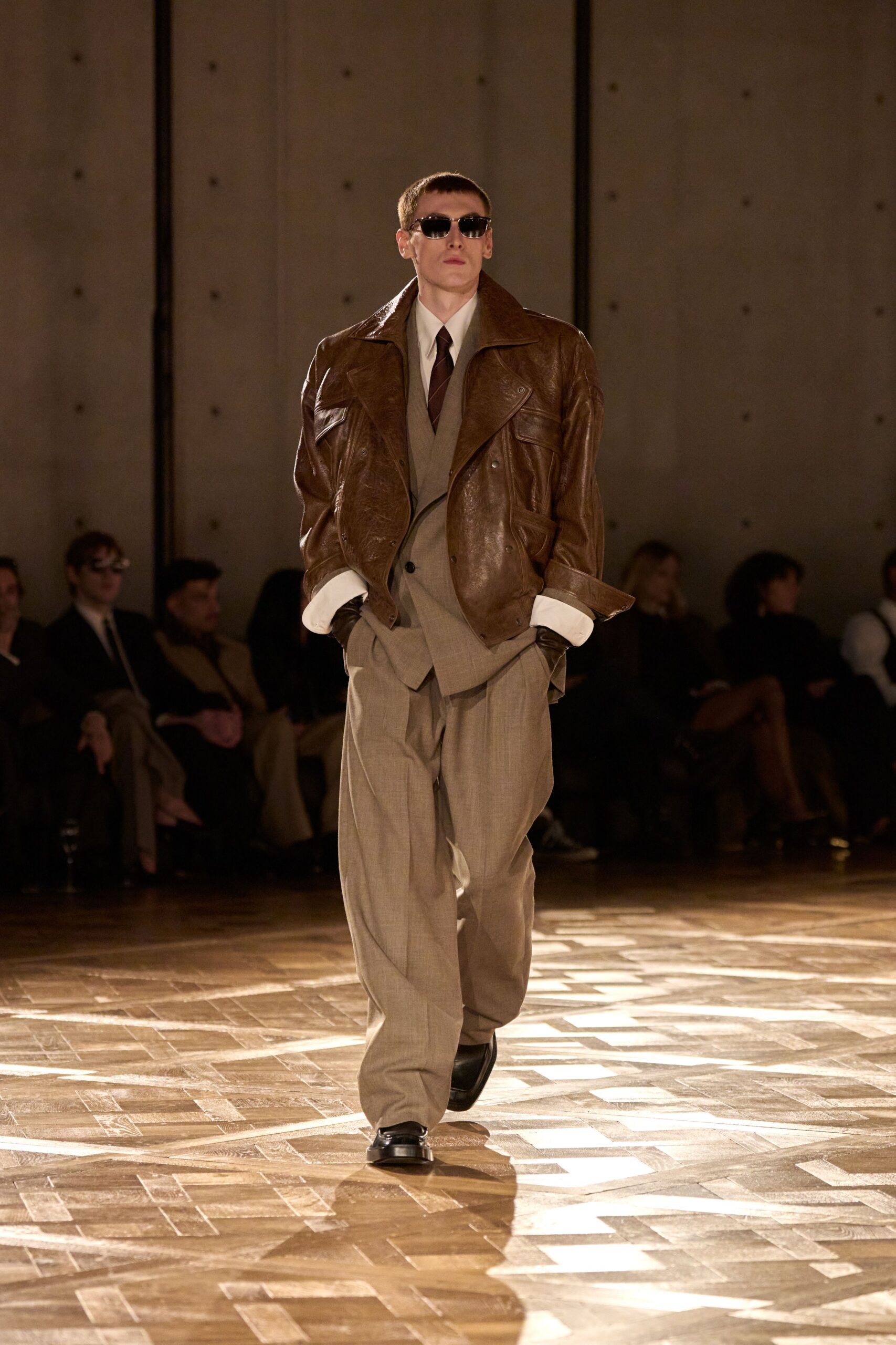 gray wool long-sleeve collared relaxed pleated suit