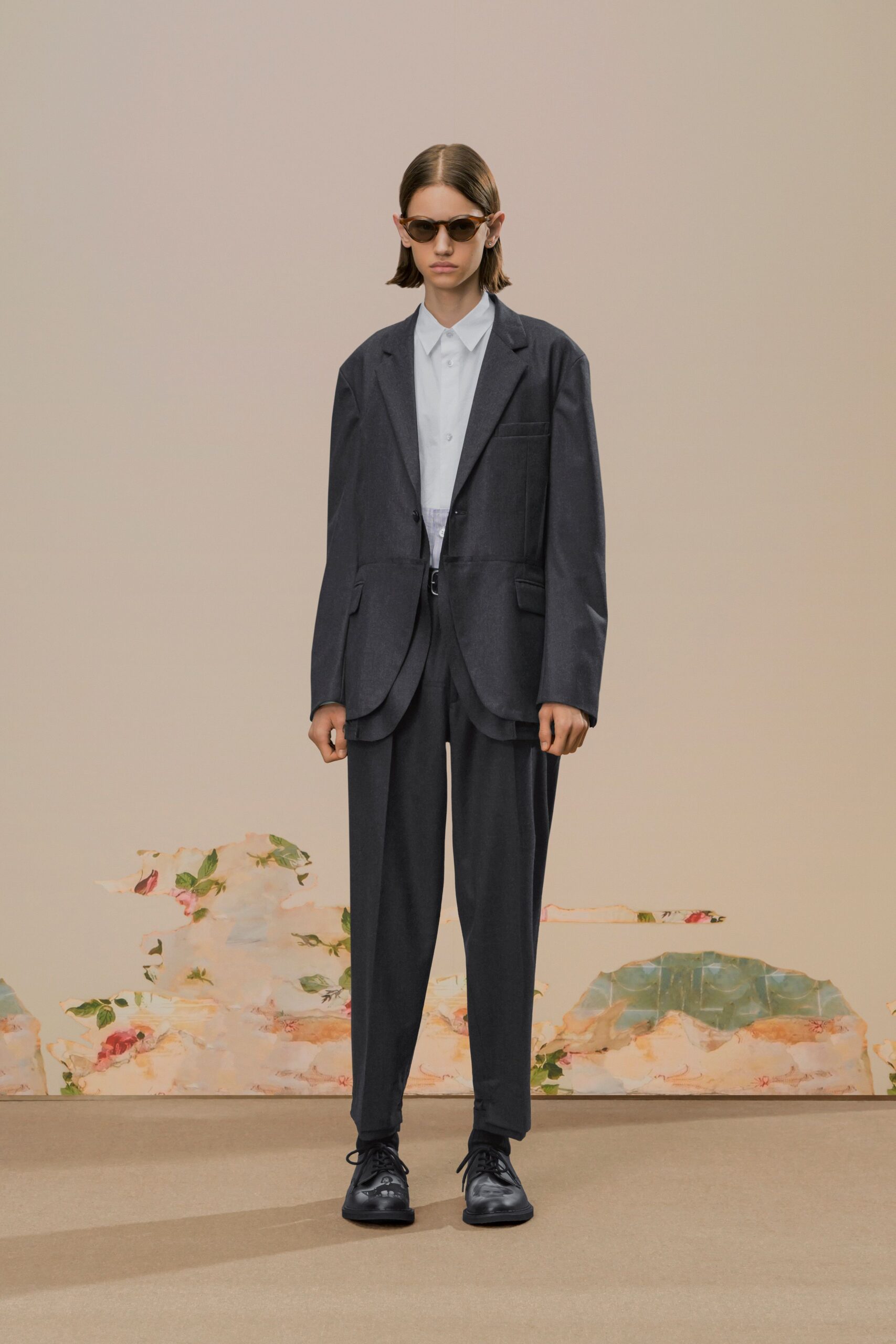 gray cotton long-sleeve collared relaxed buttoned blazer