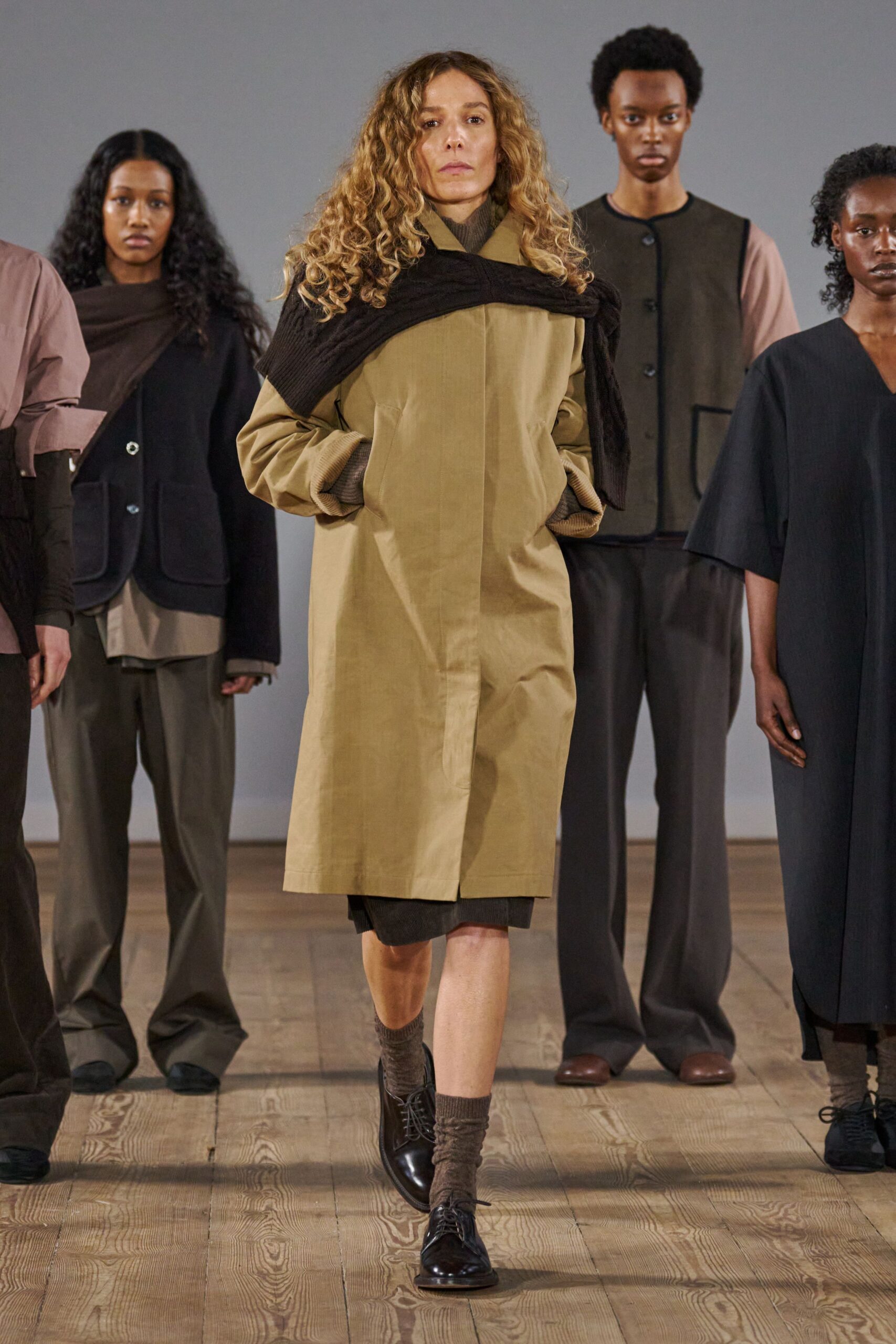 beige cotton long-sleeve collared relaxed buttoned short coat