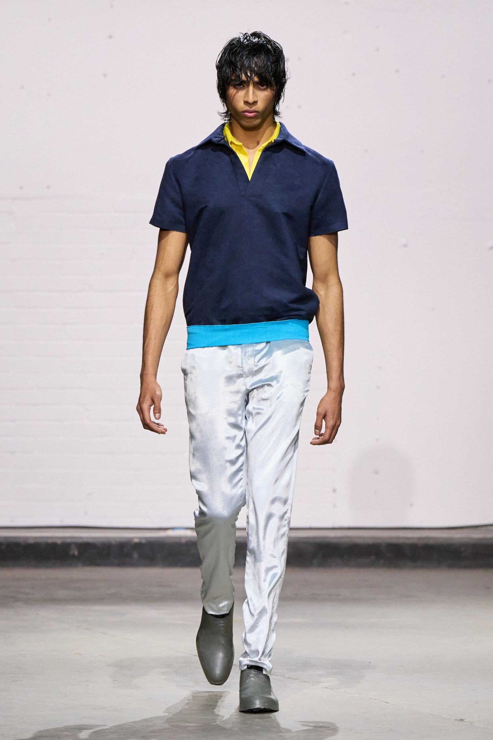 blue short-sleeve collared fitted shirt