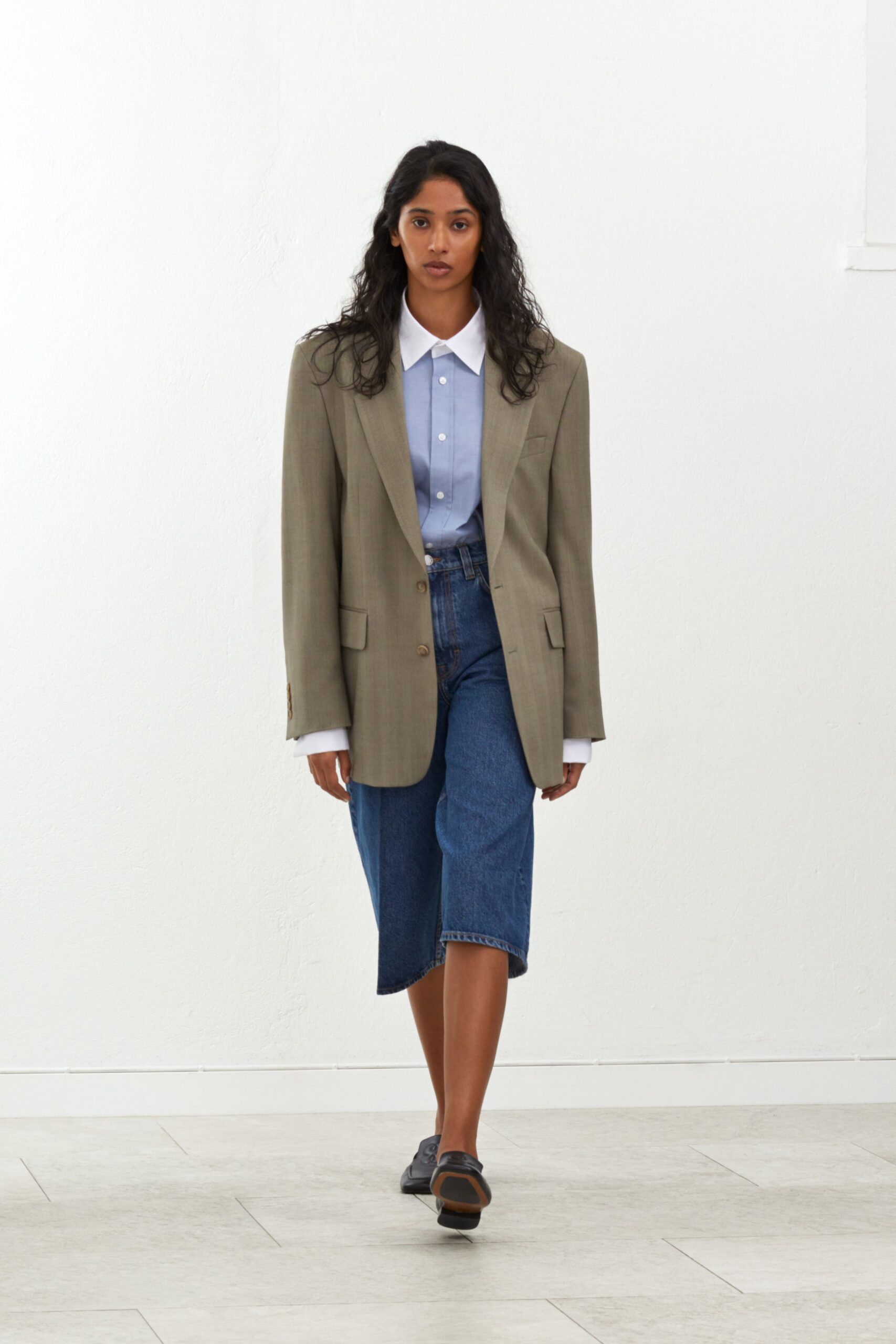 beige blazer blue shirt relaxed jeans