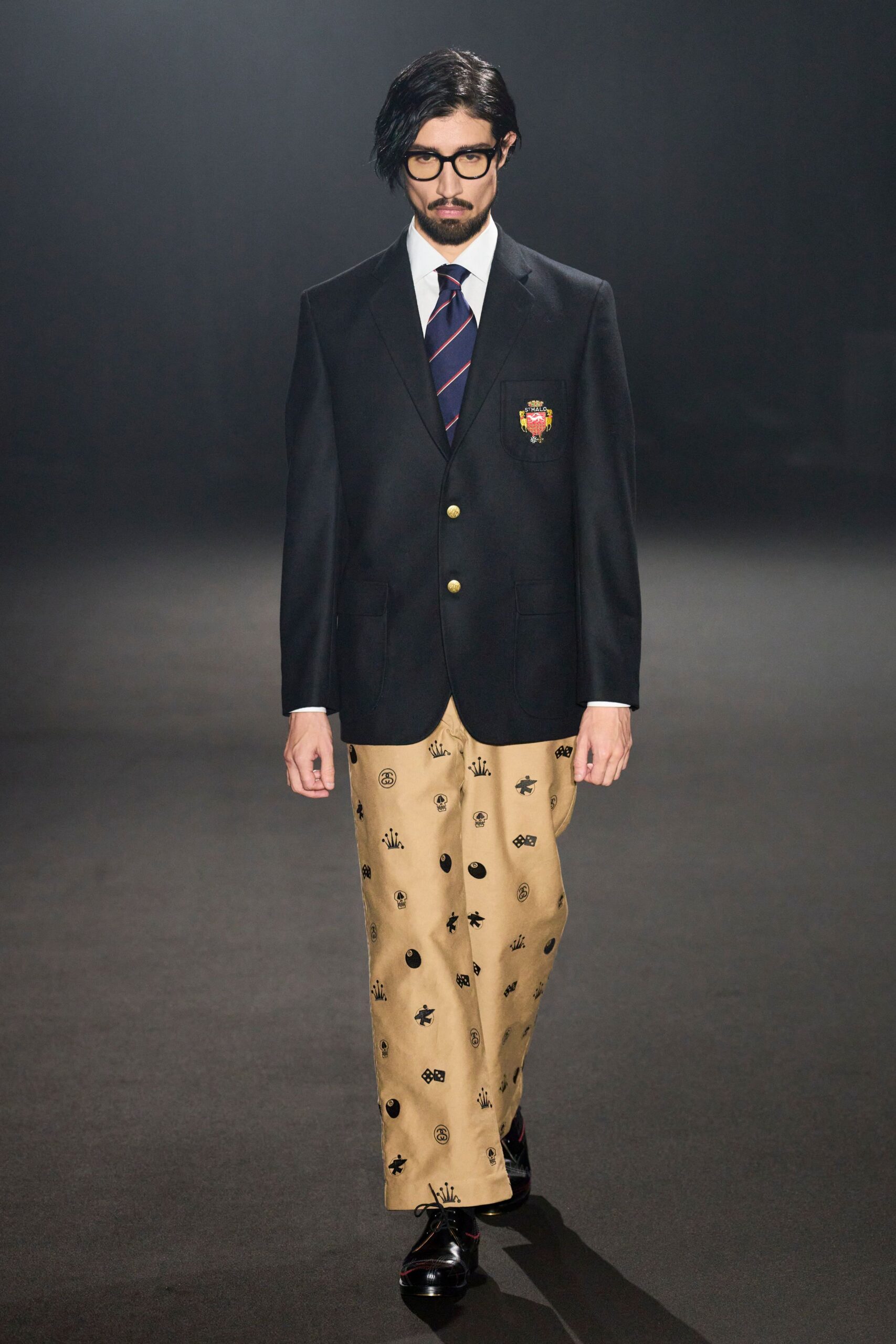 black blazer beige printed pants