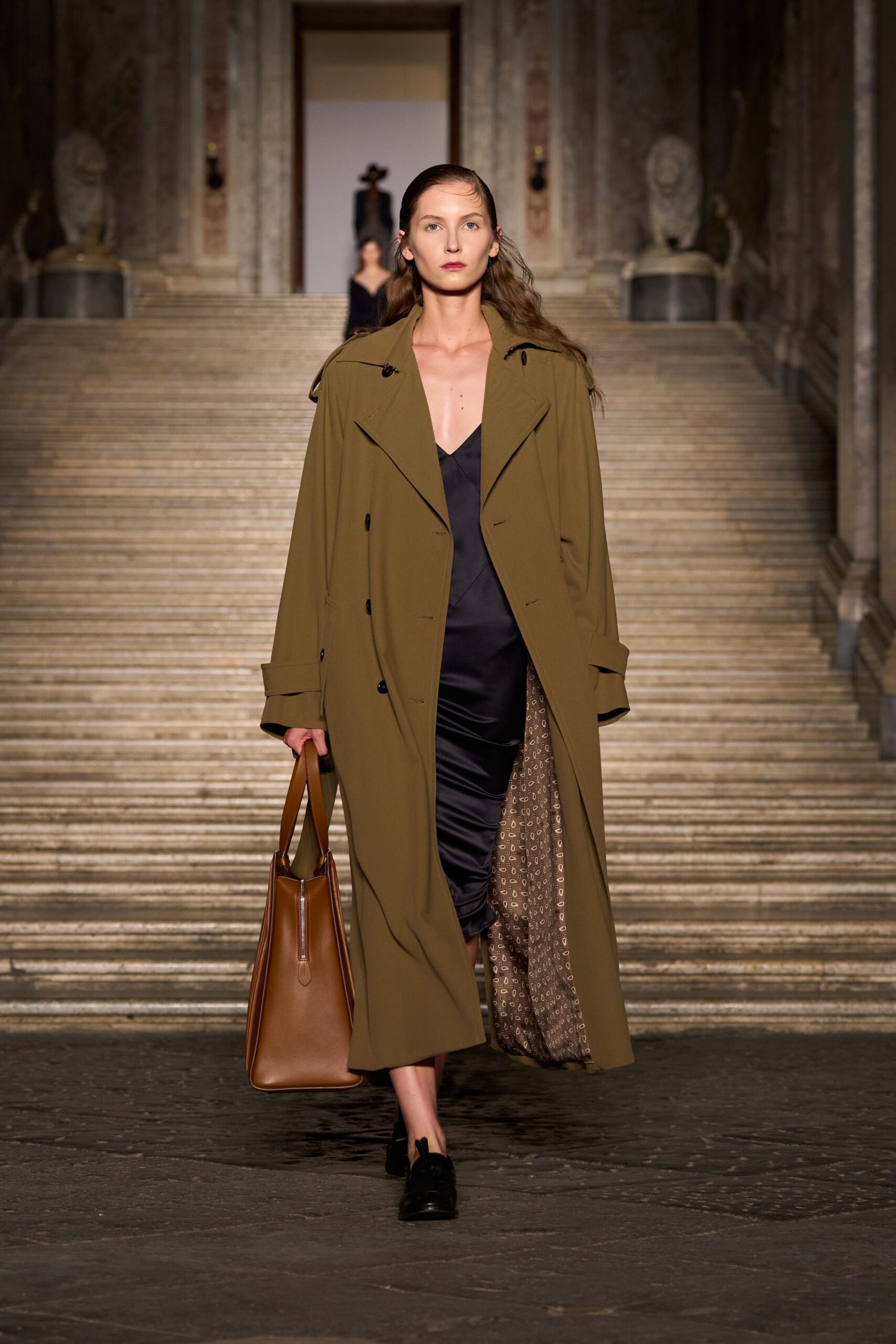 green cotton long-sleeve collared relaxed buttoned coat