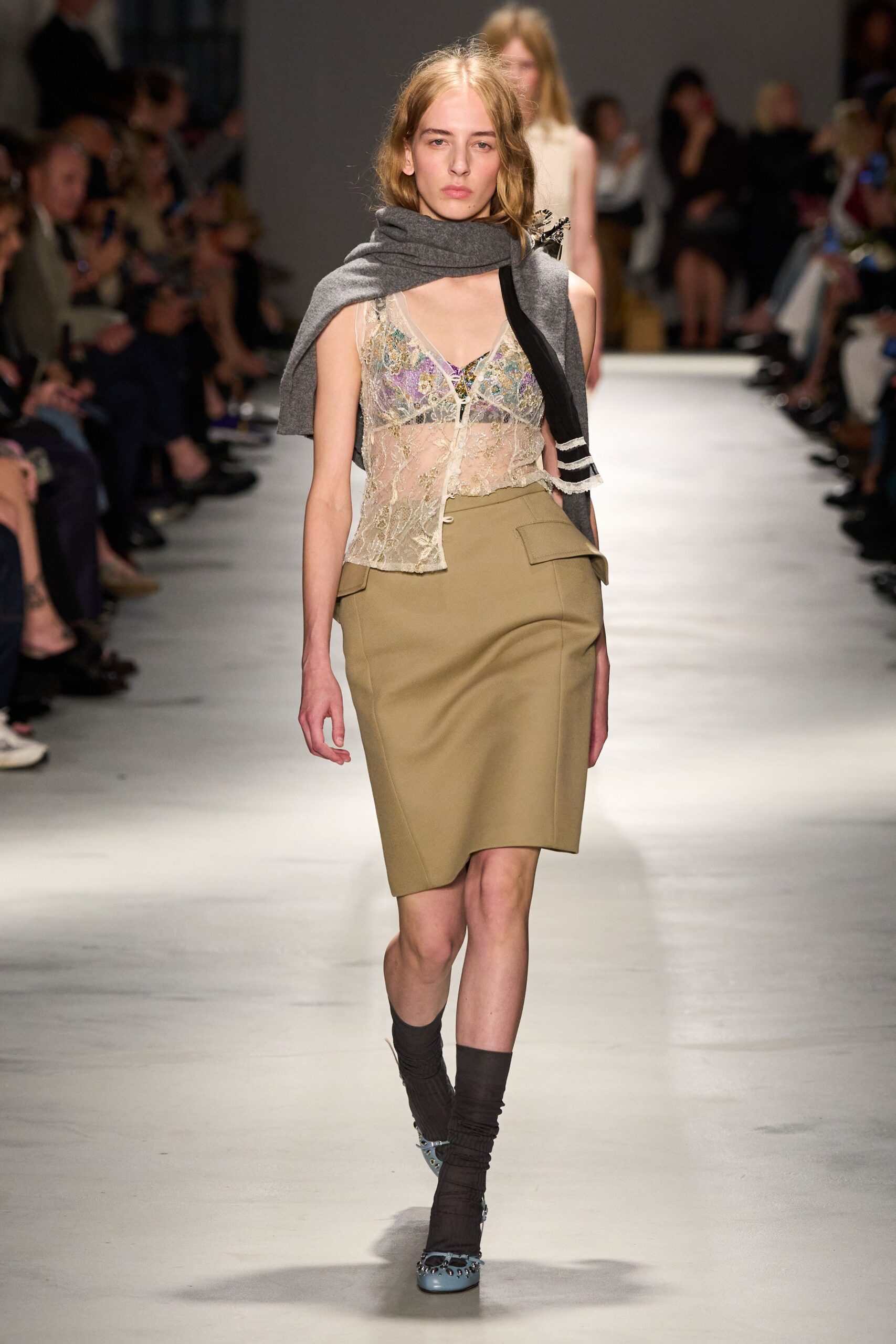 beige lace top with pencil skirt