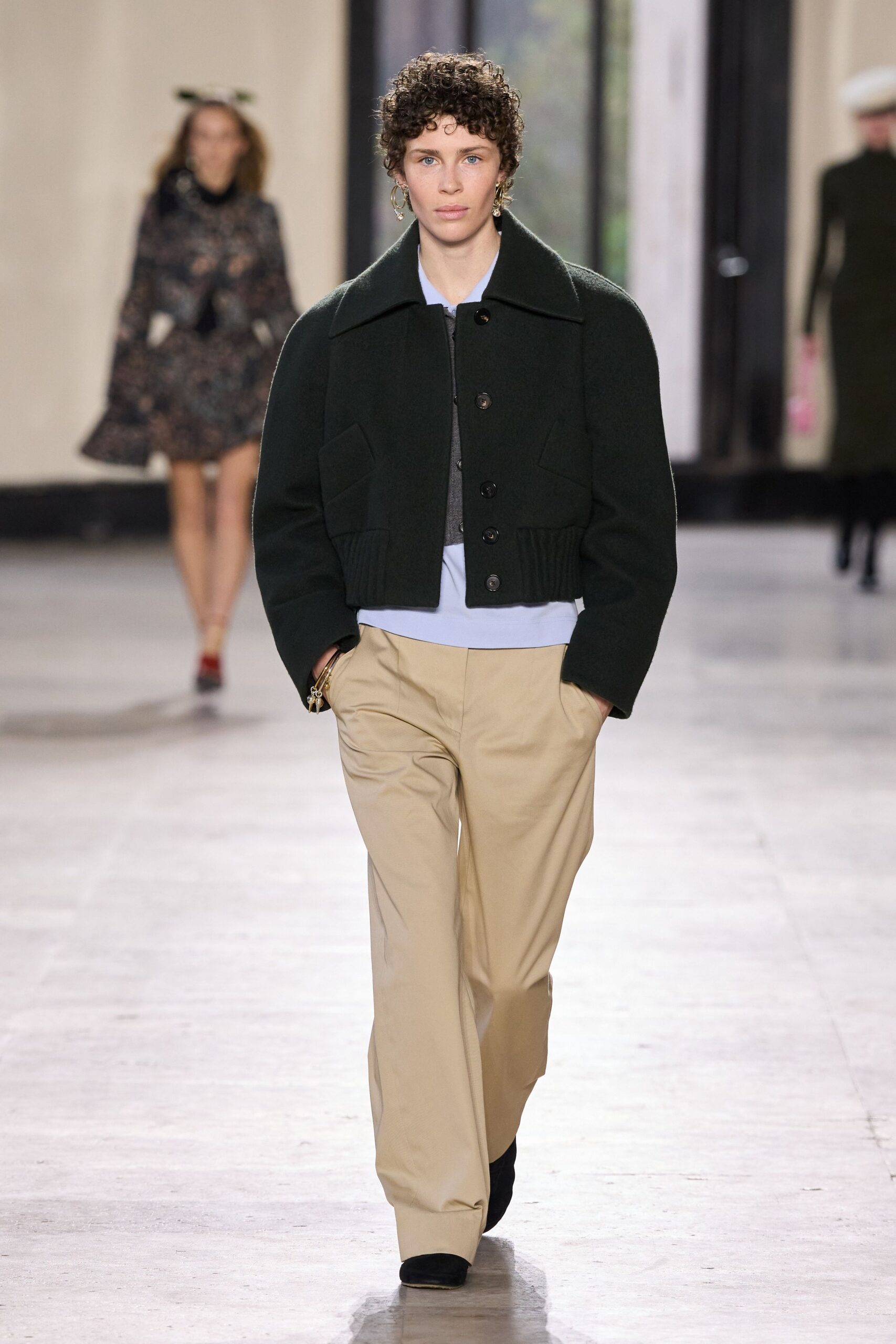 green wool long-sleeve collared fitted buttoned jacket