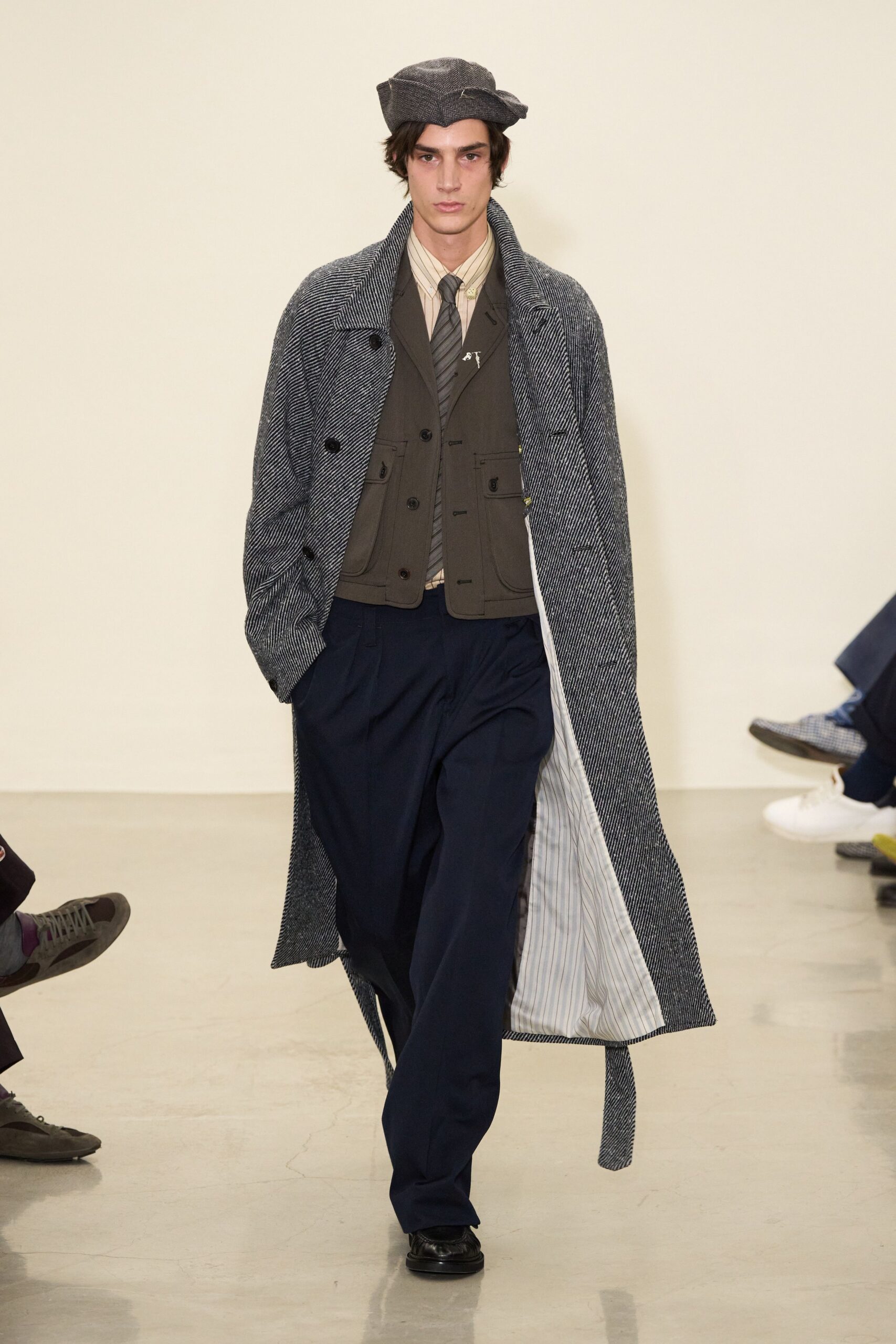 gray tweed long-sleeve collared relaxed buttoned coat