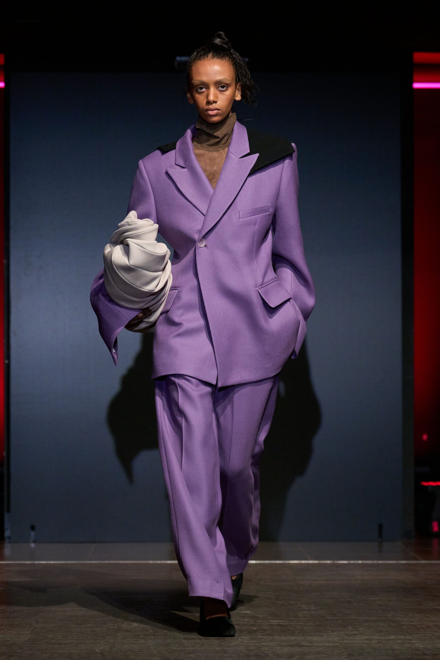 purple cotton long-sleeve collared relaxed buttoned suit