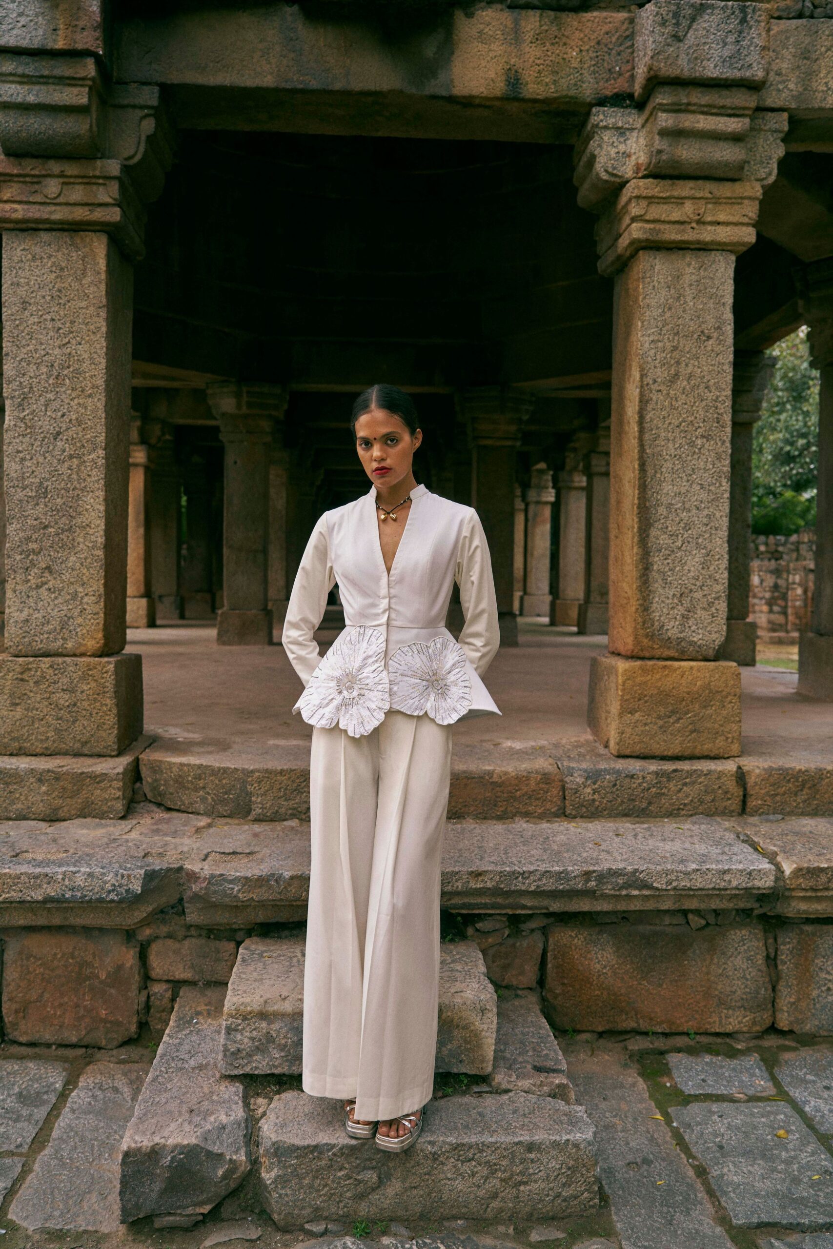 white cotton long-sleeve collared fitted pleated blazer