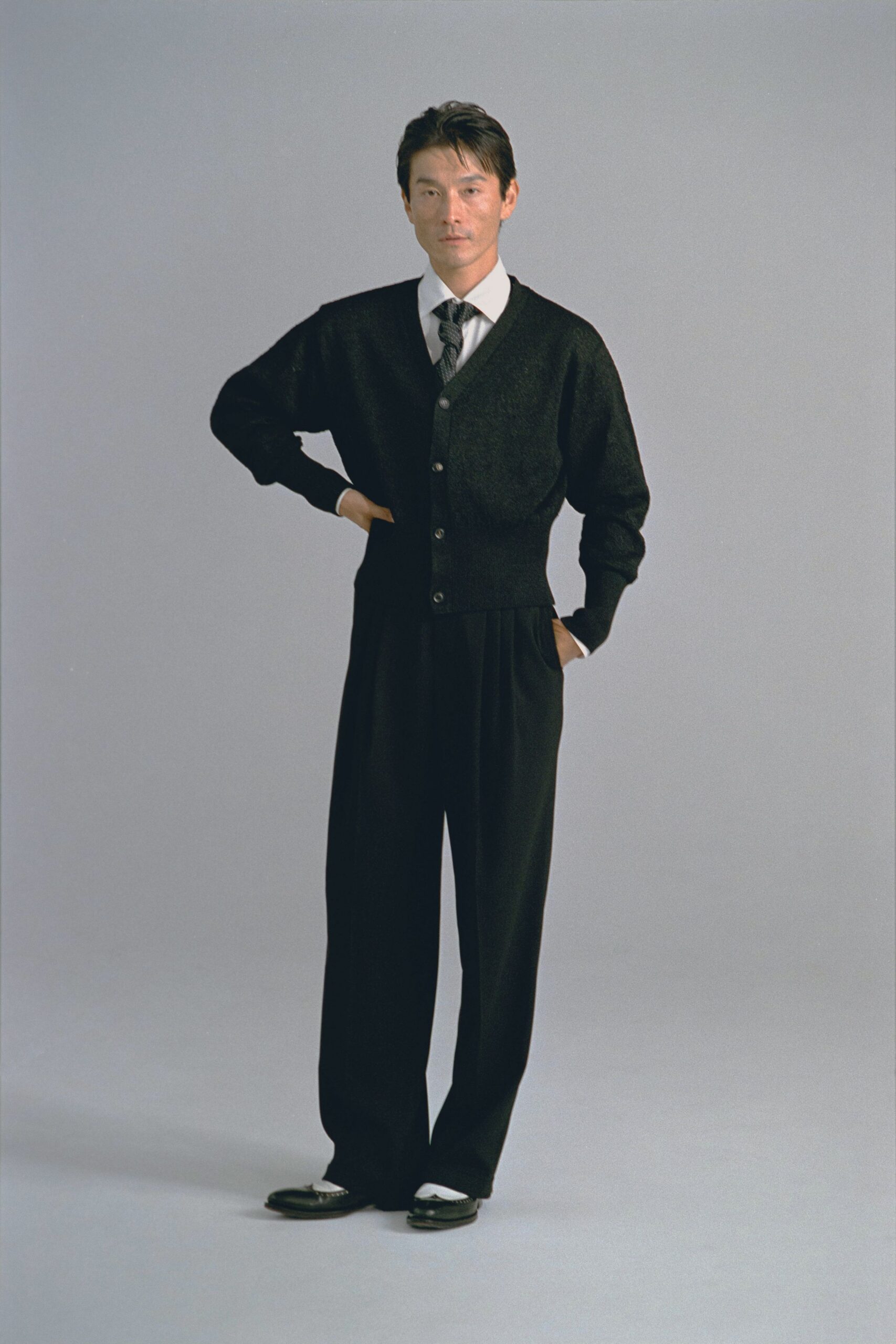 black wool long-sleeve collared fitted cardigan