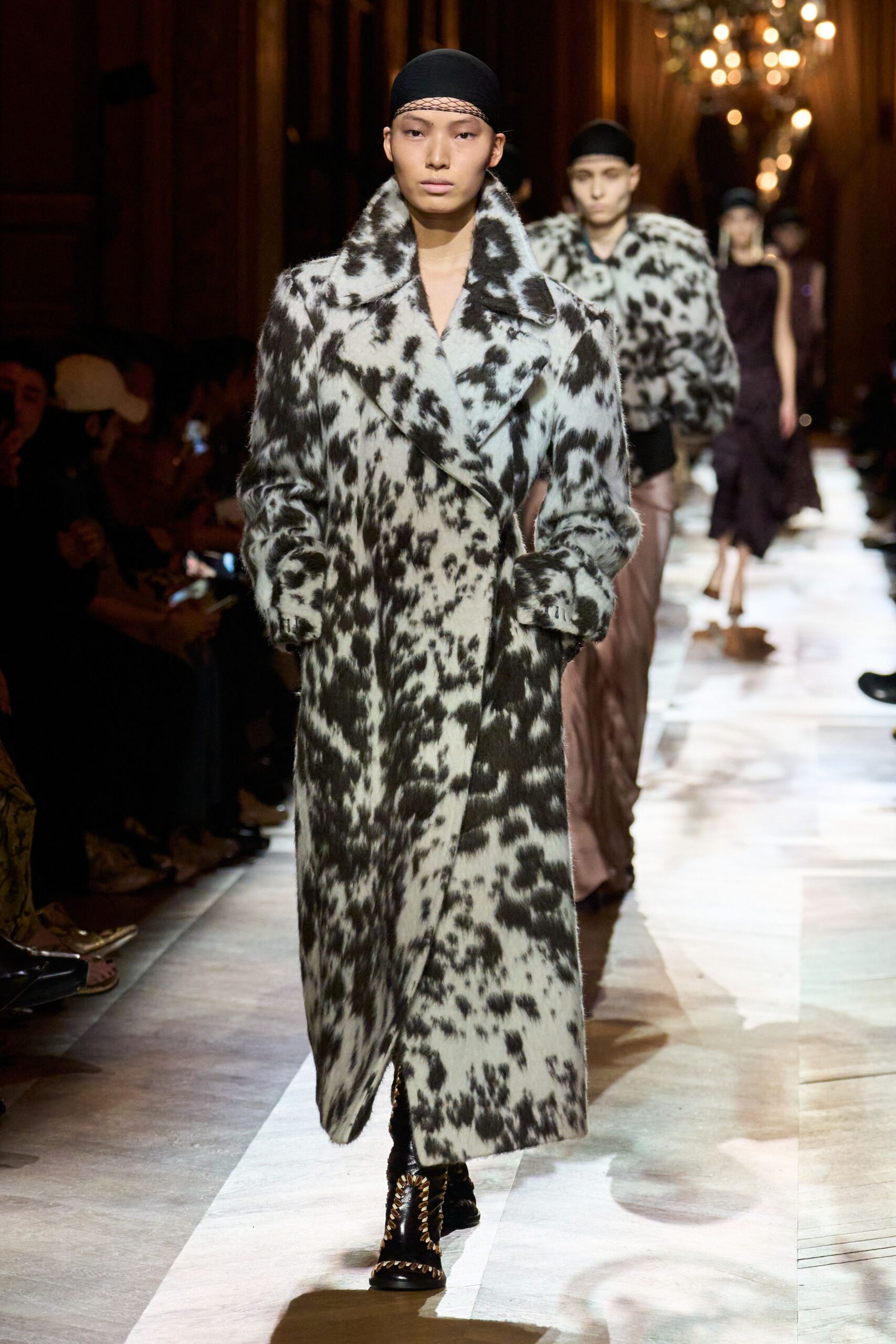 black fur long-sleeve collared fitted printed coat