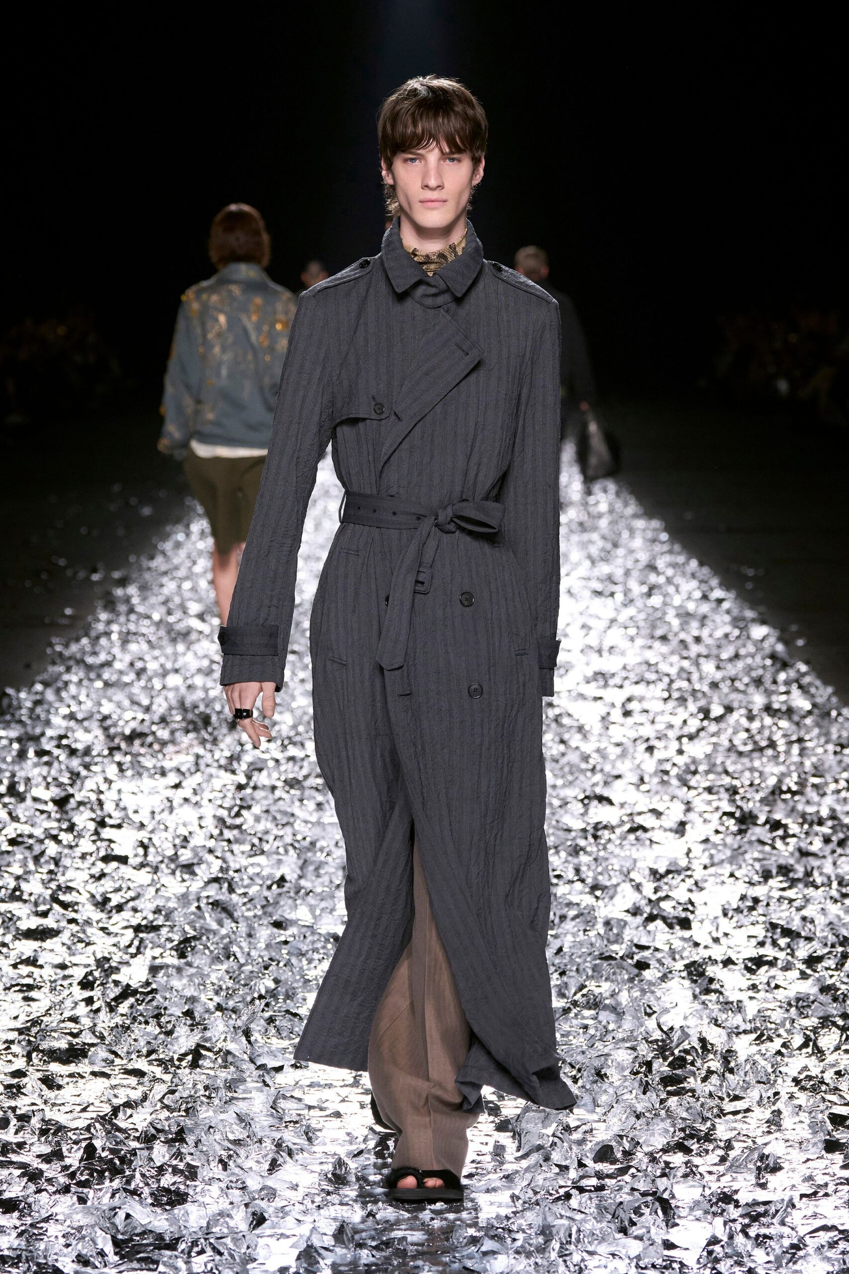 gray cotton long-sleeve collared fitted belted pleated trench