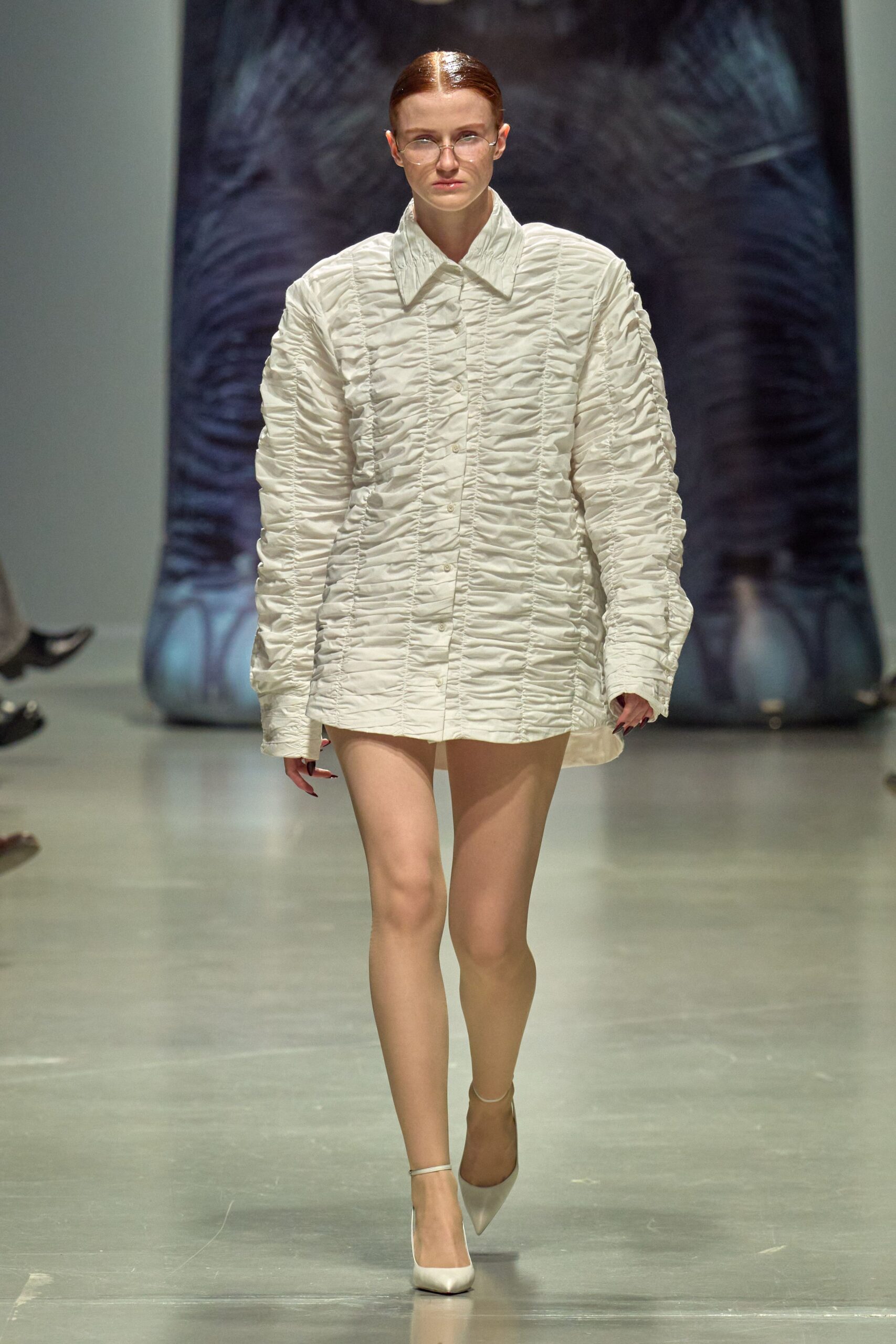 white cotton long-sleeve collared oversized pleated short coat