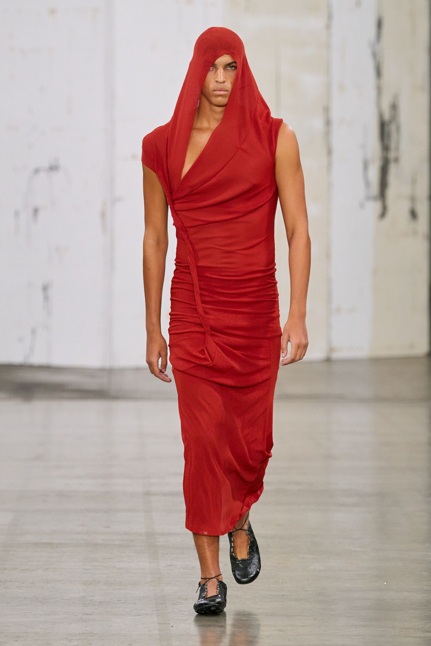 red fitted maxi dress with black shoes