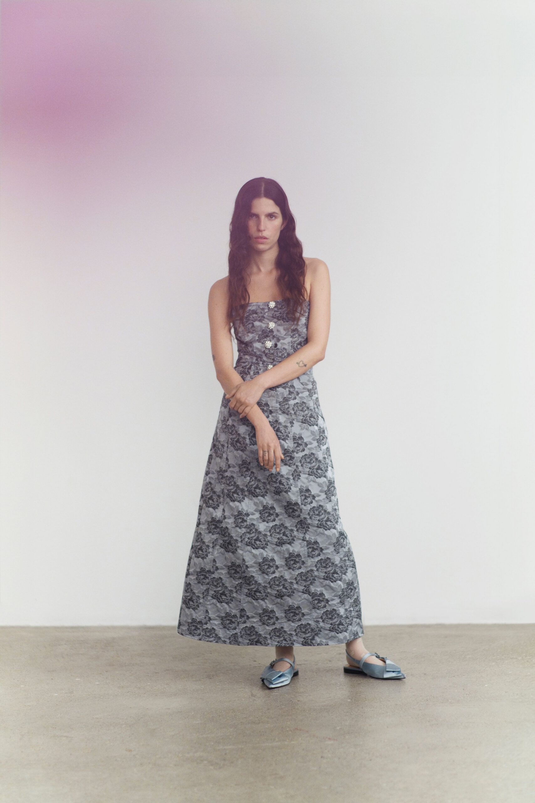 black and white floral maxi-dress with blue shoes