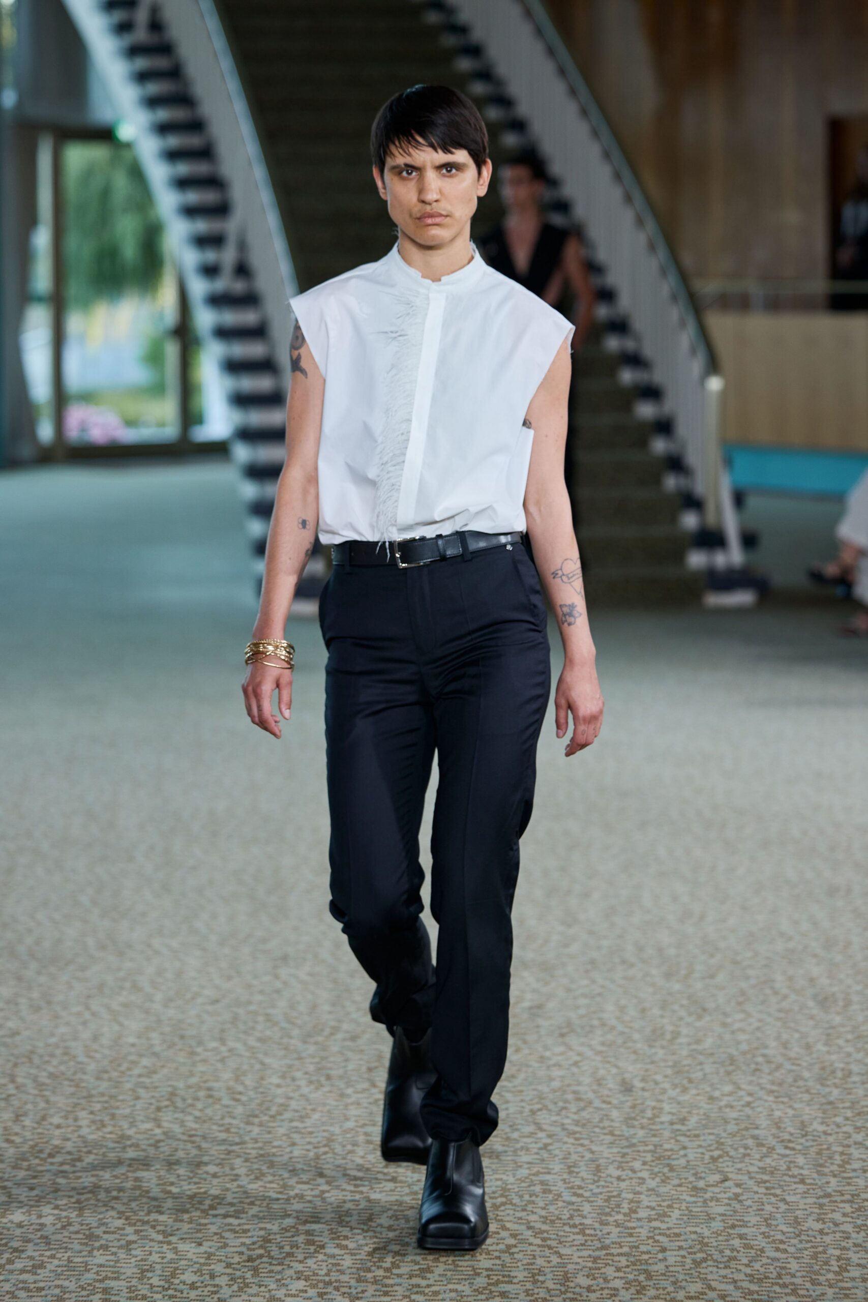 white cotton sleeveless collared fitted shirt