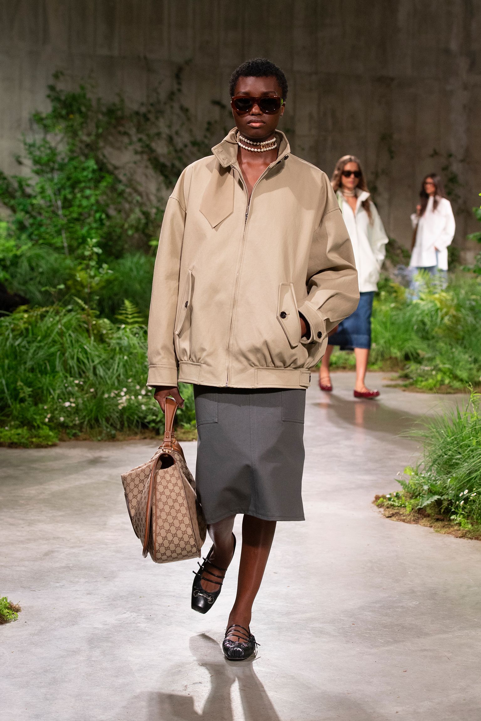 beige oversized jacket gray skirt