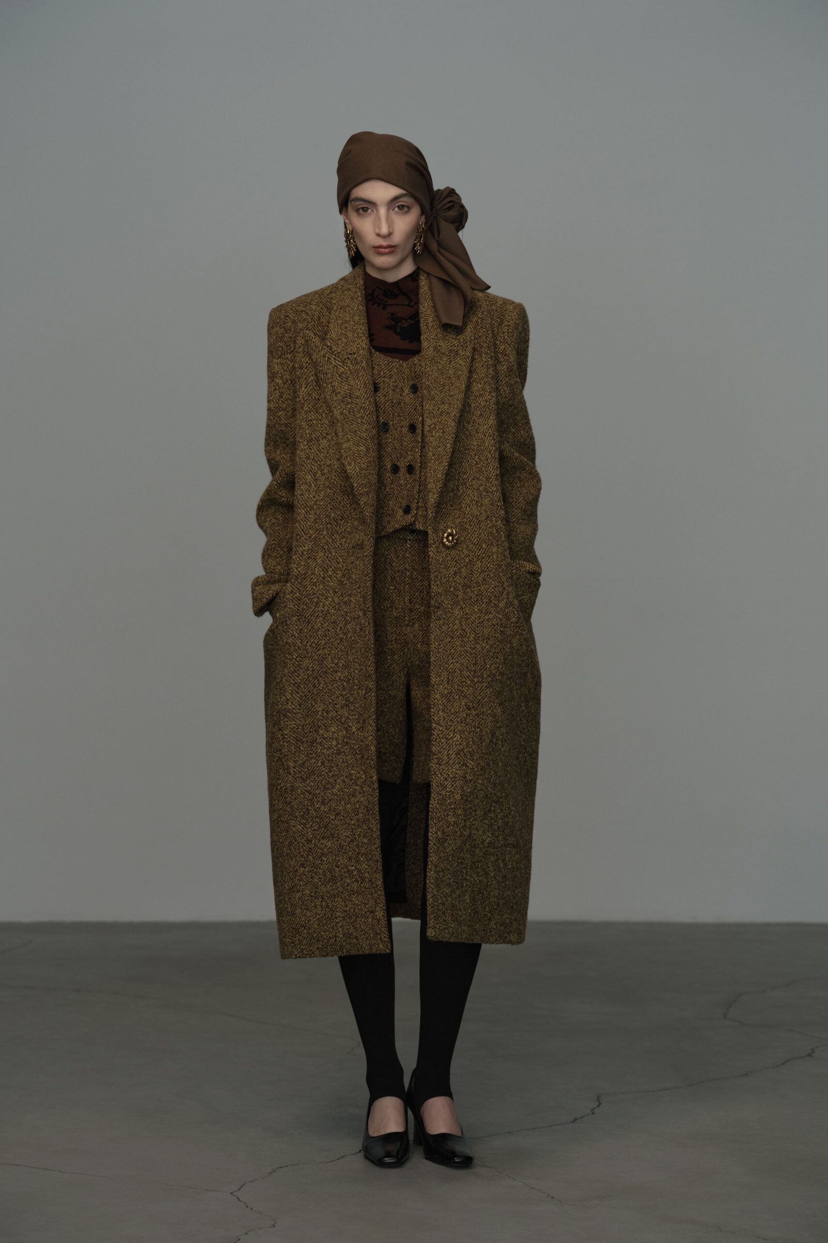 brown wool sleeveless collared fitted buttoned vest