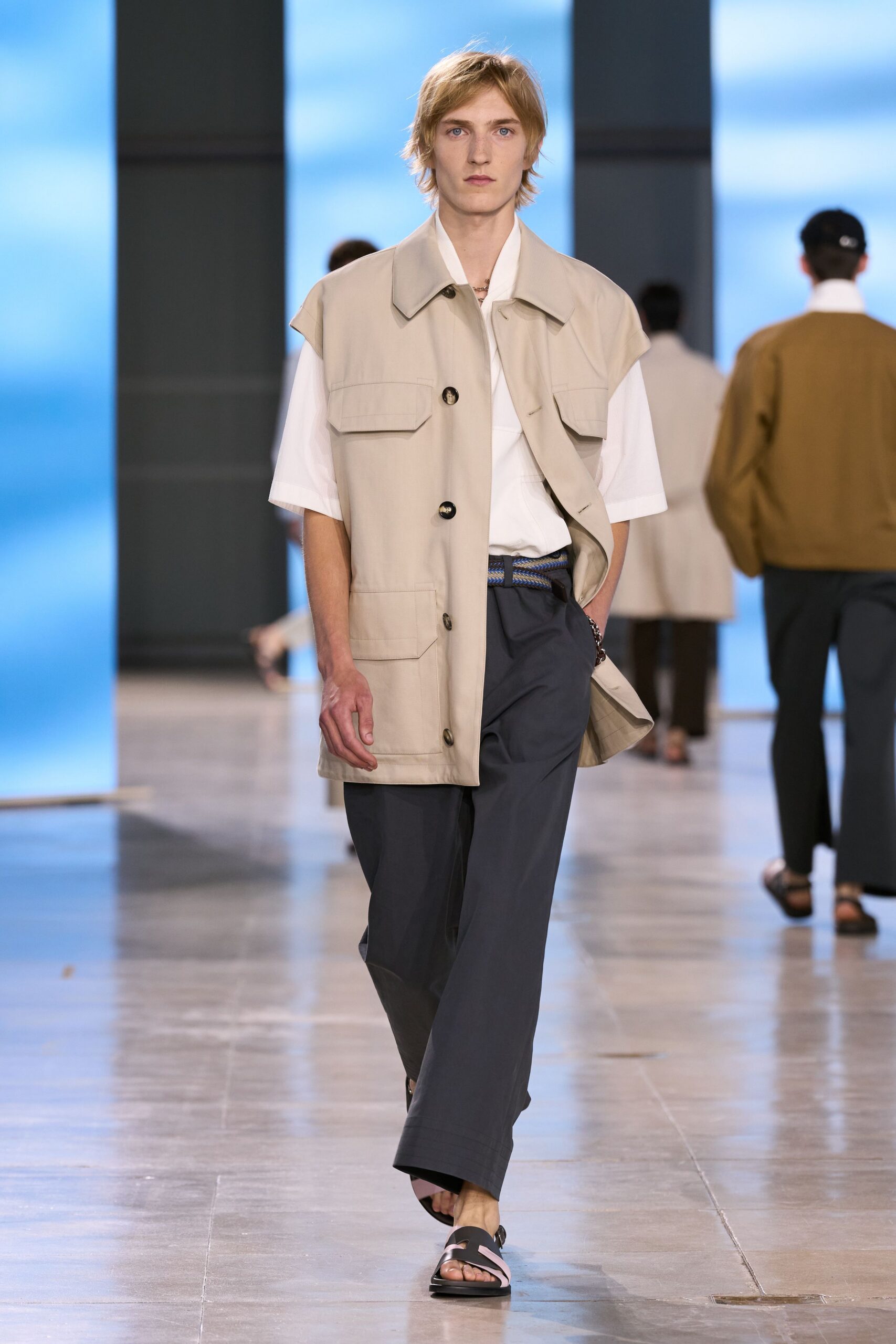 beige cotton short-sleeve collared relaxed buttoned jacket