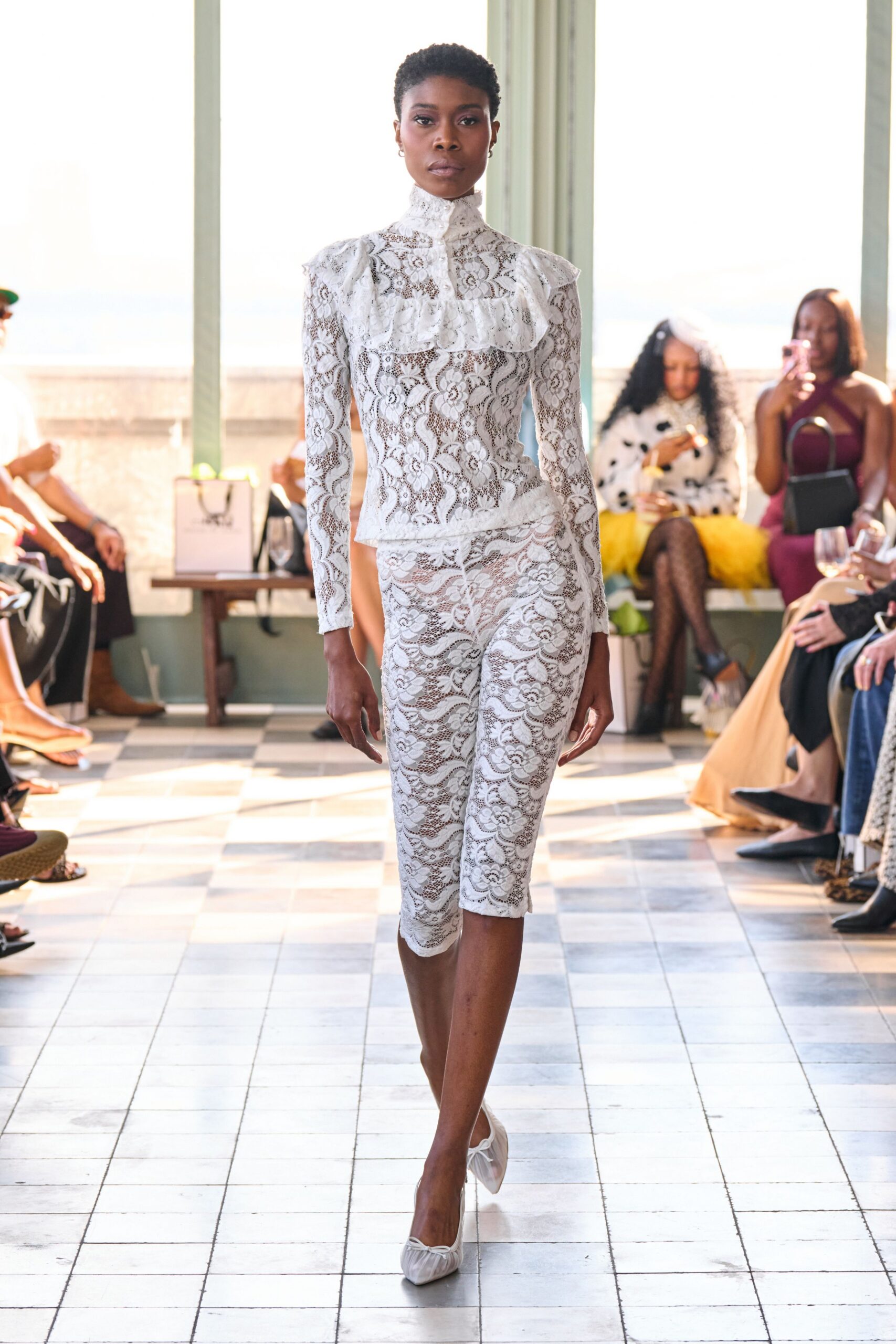 white lace fitted short pants