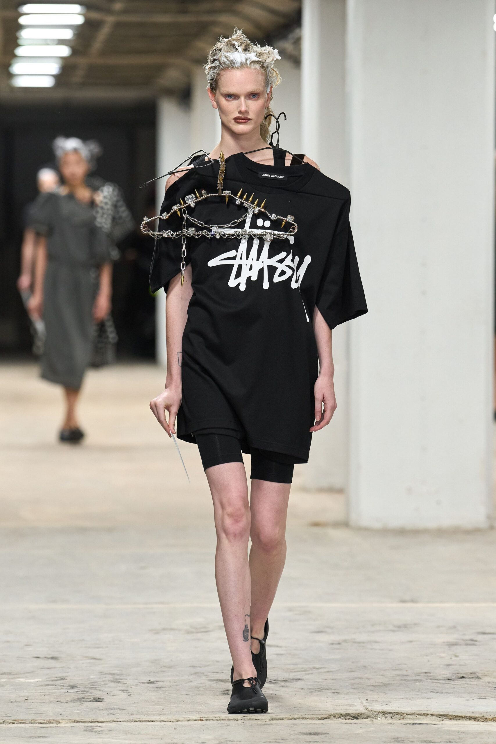 black cotton short-sleeve collared oversized printed t-shirt
