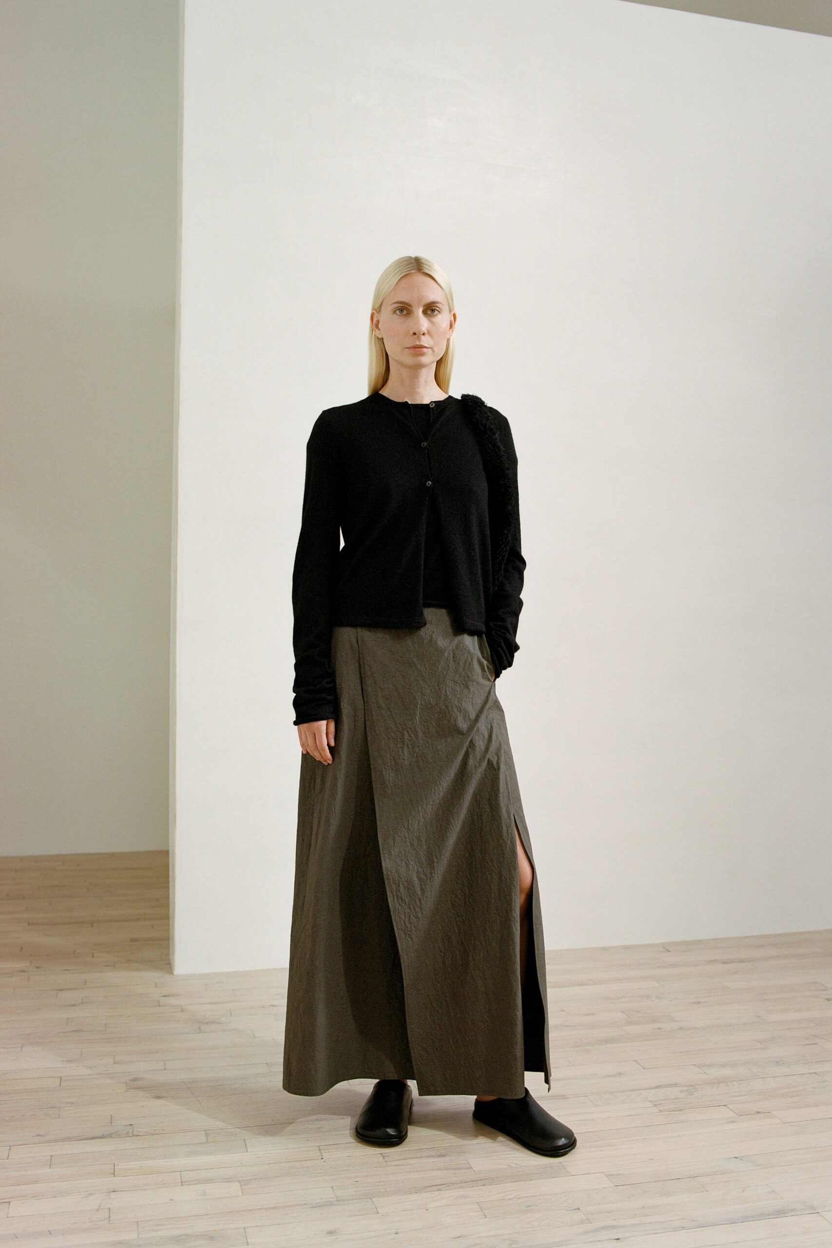 gray cotton slit asymmetric relaxed high-waisted maxi skirt
