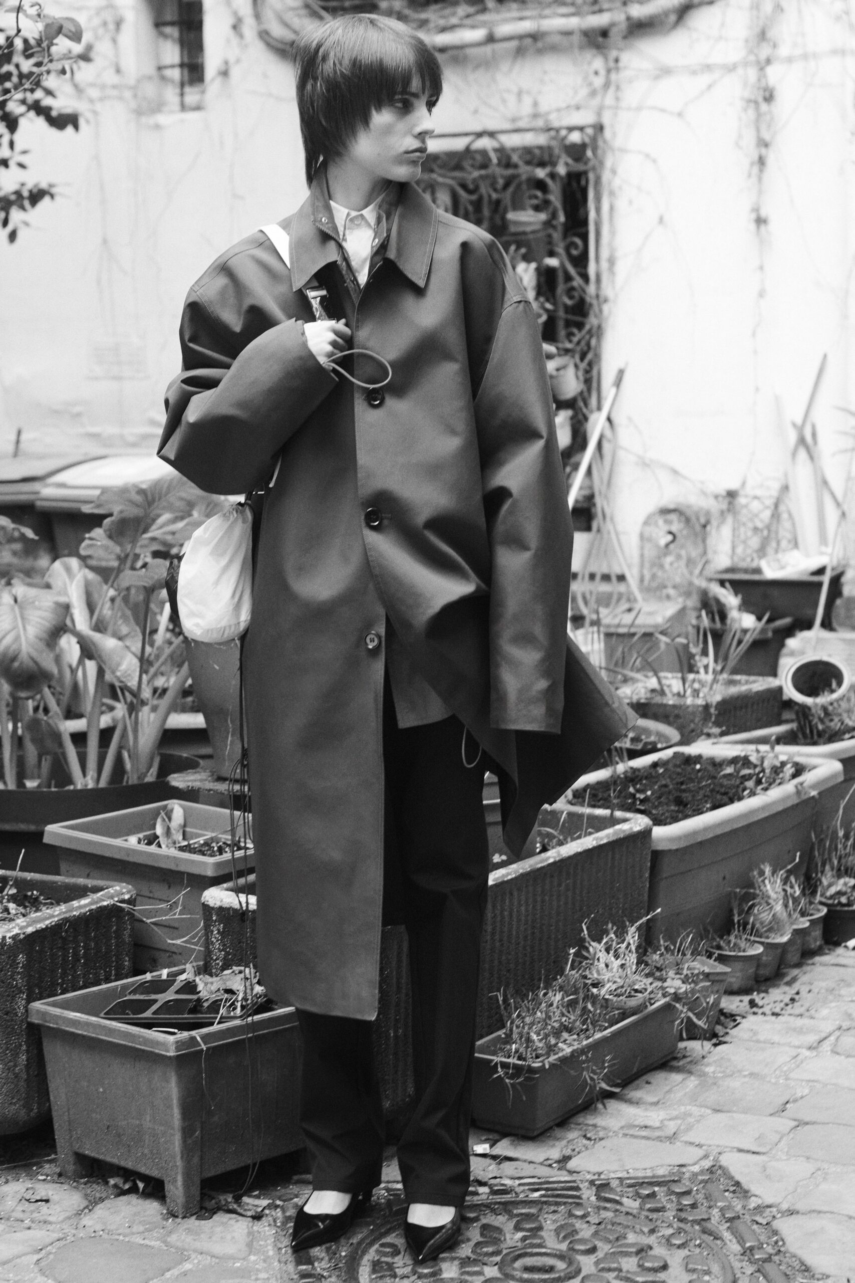 black cotton long-sleeve collared oversized buttoned coat