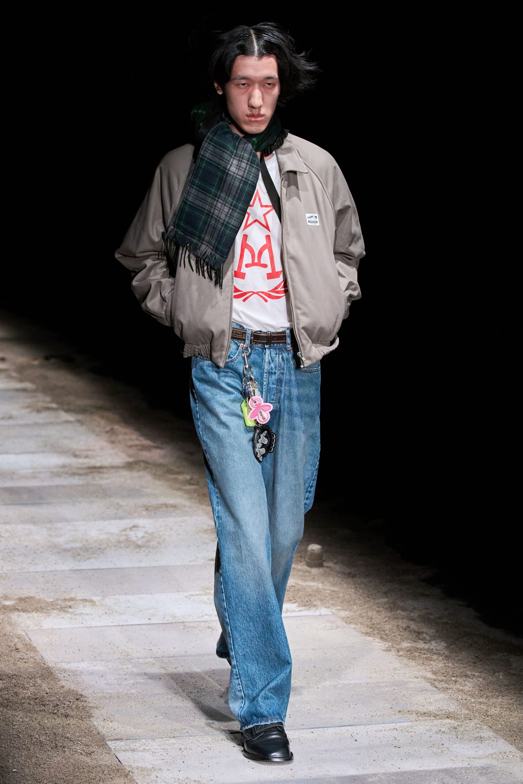 beige jacket white t-shirt blue jeans black shoes green scarf