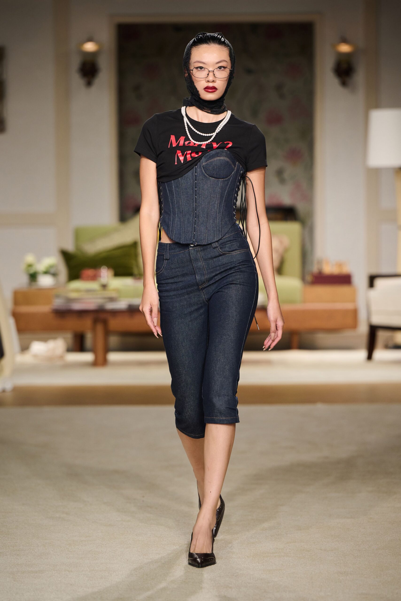blue denim fitted straight-leg cropped pants