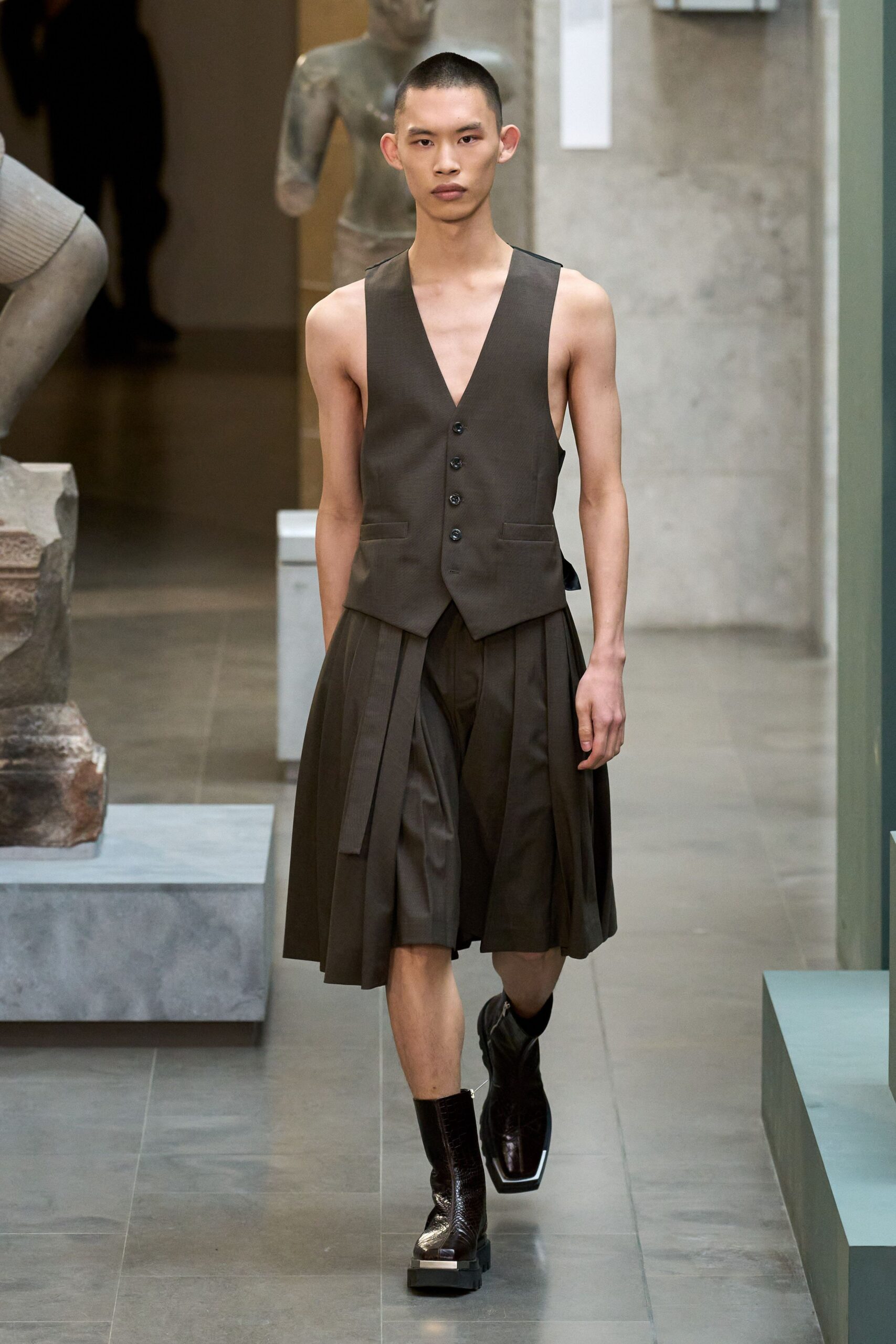 gray wool sleeveless collared fitted buttoned vest