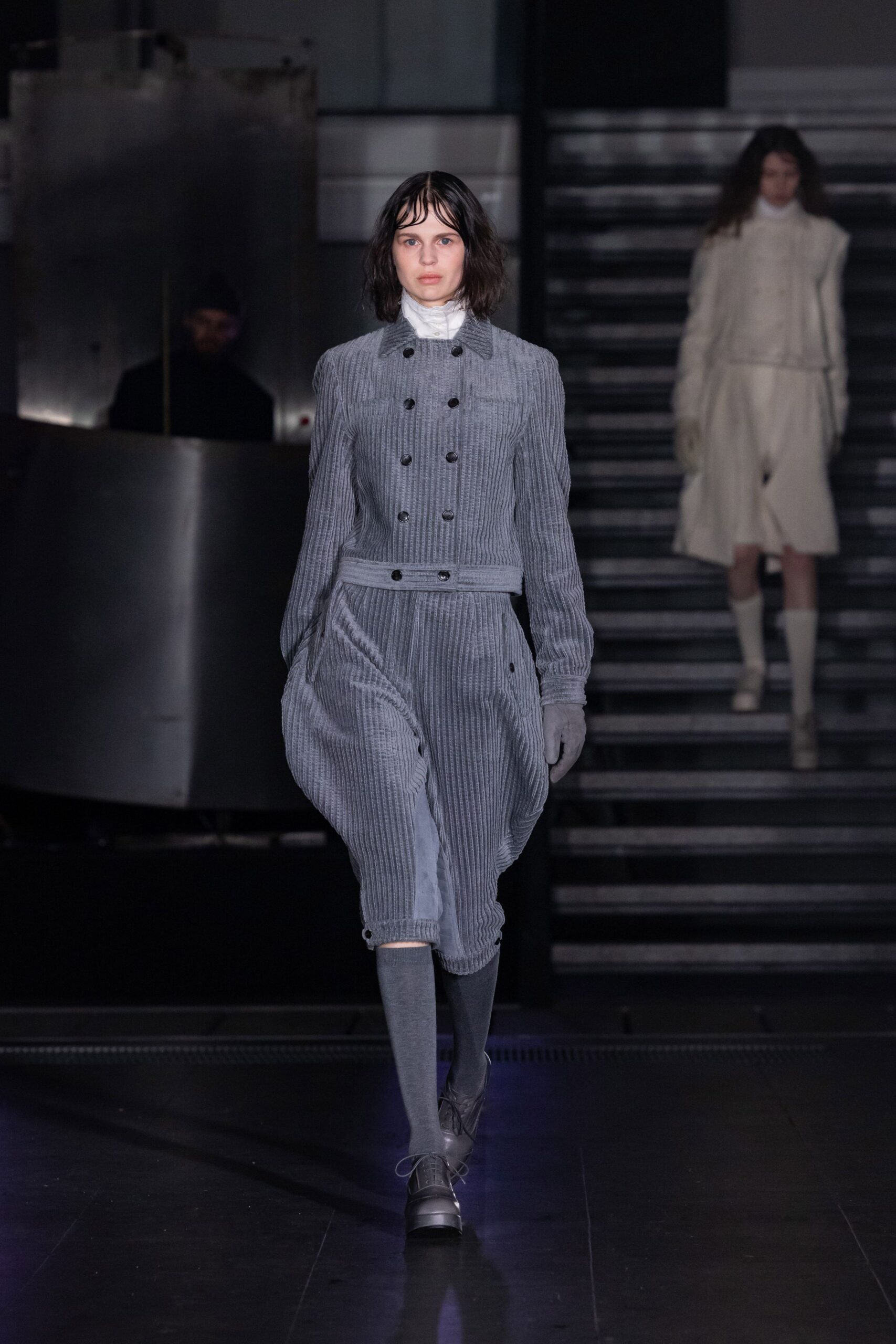 gray cotton long-sleeve collared fitted pleated jacket
