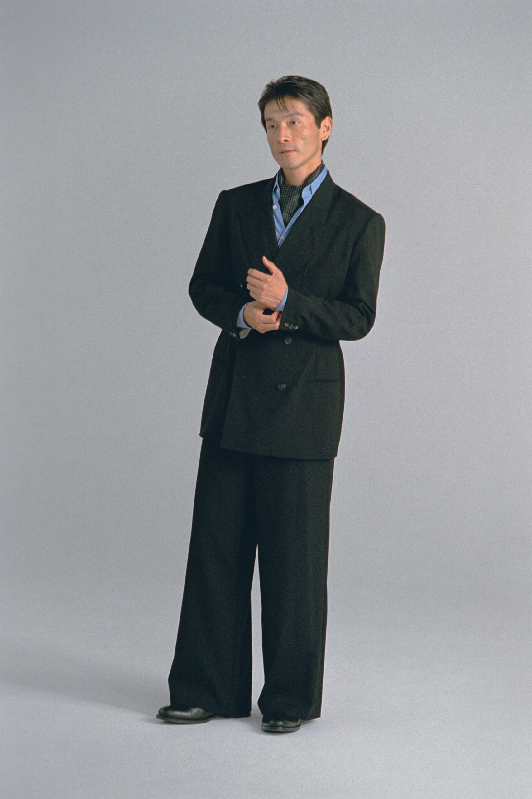 black long-sleeve collared tailored suit