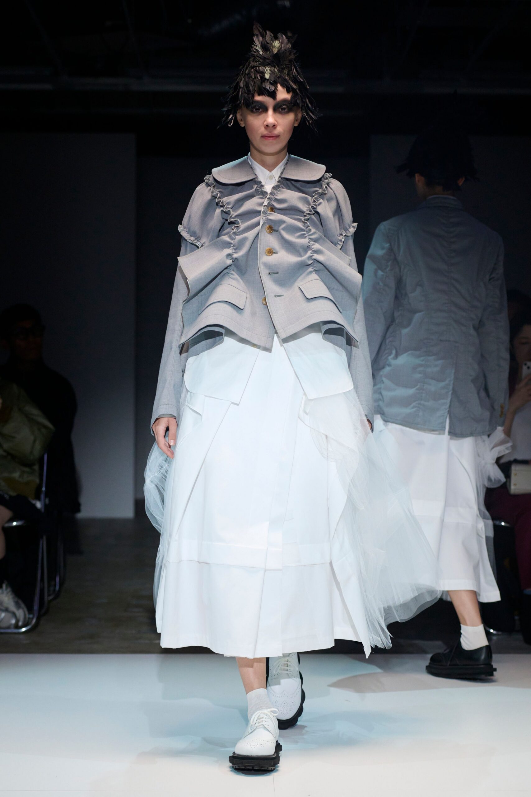 gray cotton long-sleeve collared structured pleated buttoned jacket