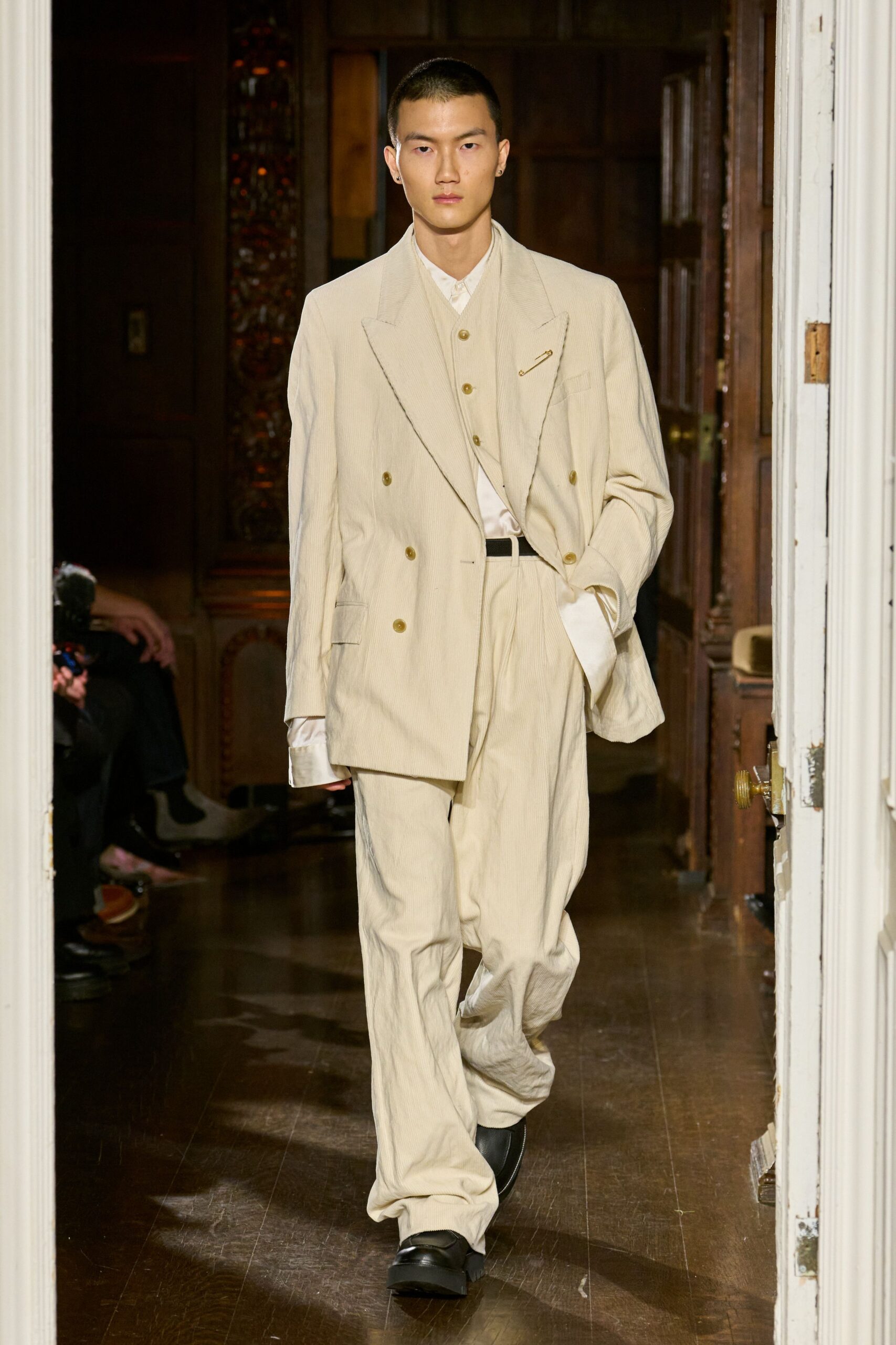 beige cotton long-sleeve collared relaxed pleated suit