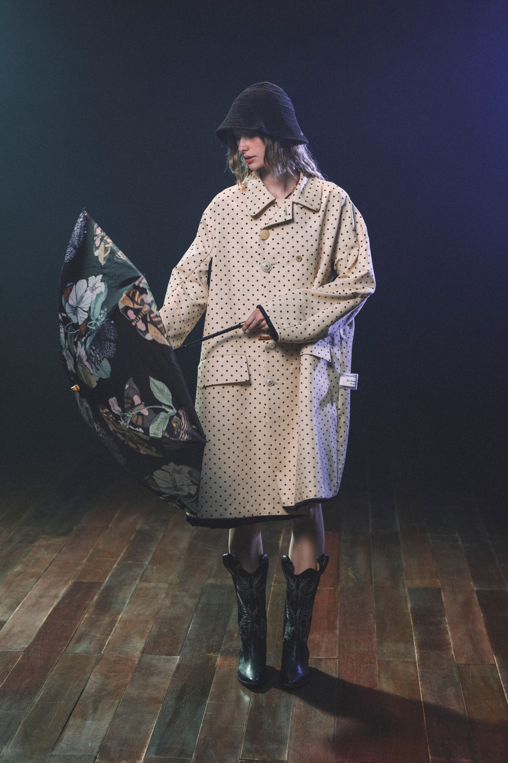 beige cotton long-sleeve collared oversized polka-dot short coat