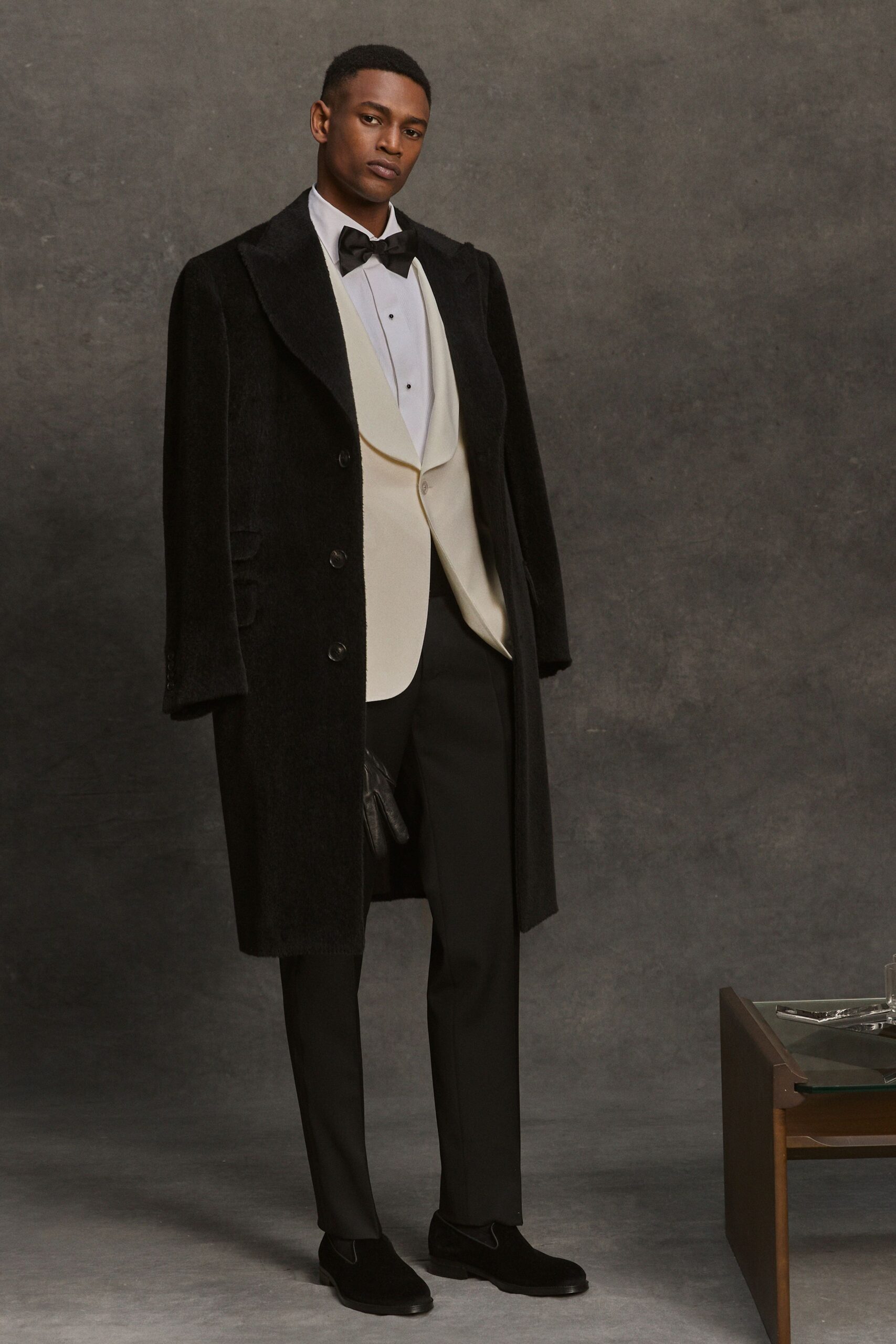 black fur long-sleeve collared tailored buttoned coat