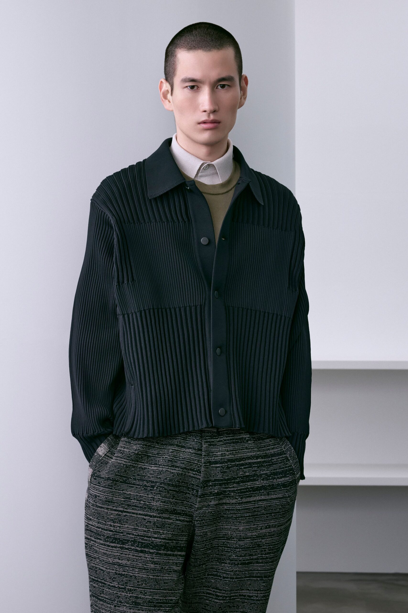 black cotton long-sleeve collared relaxed pleated jacket