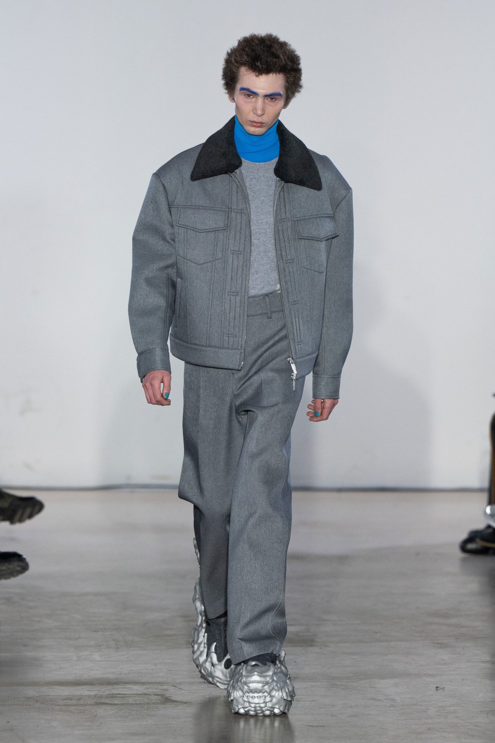 gray denim long-sleeve collared relaxed buttoned jacket