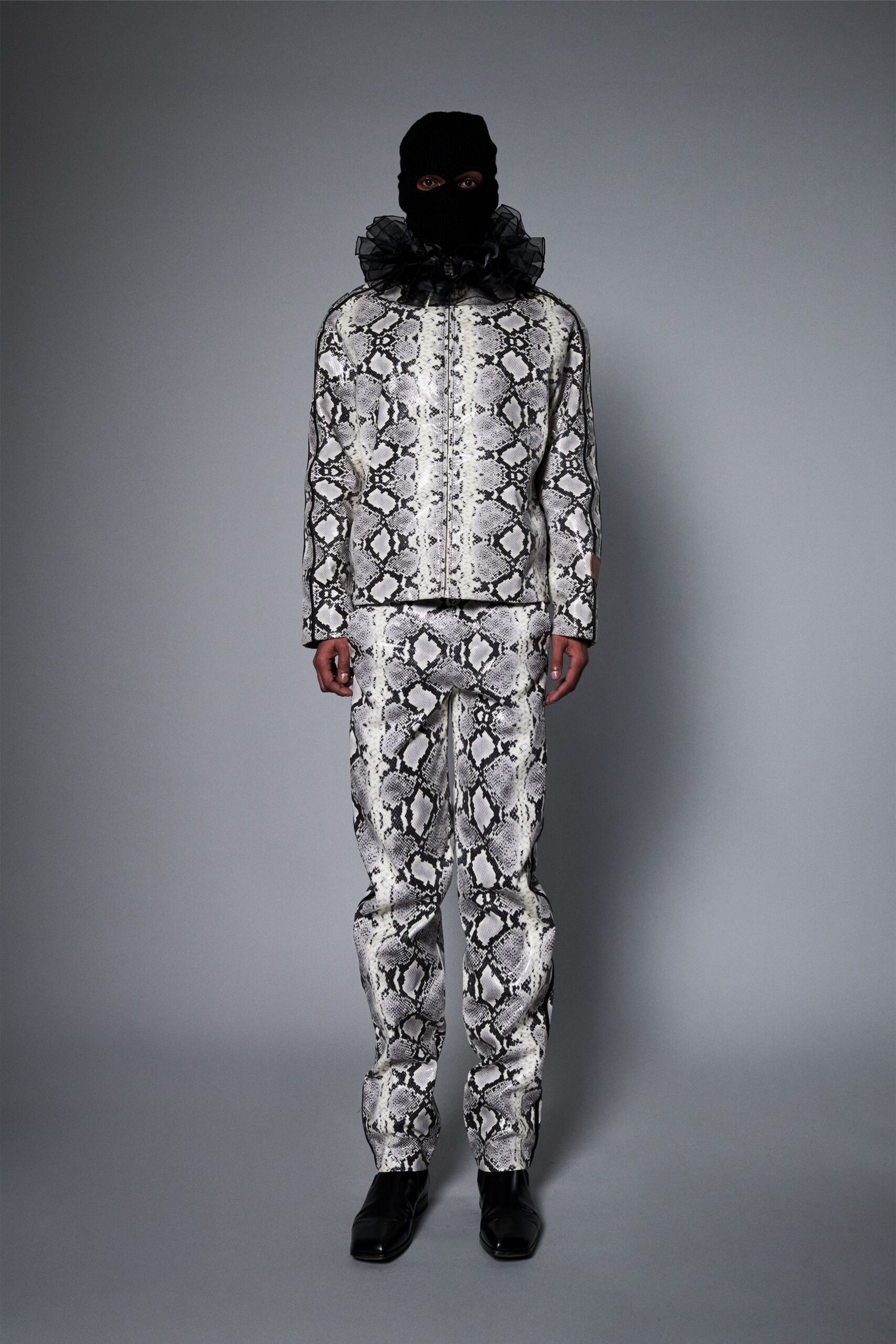 black cotton long-sleeve collared fitted printed jacket