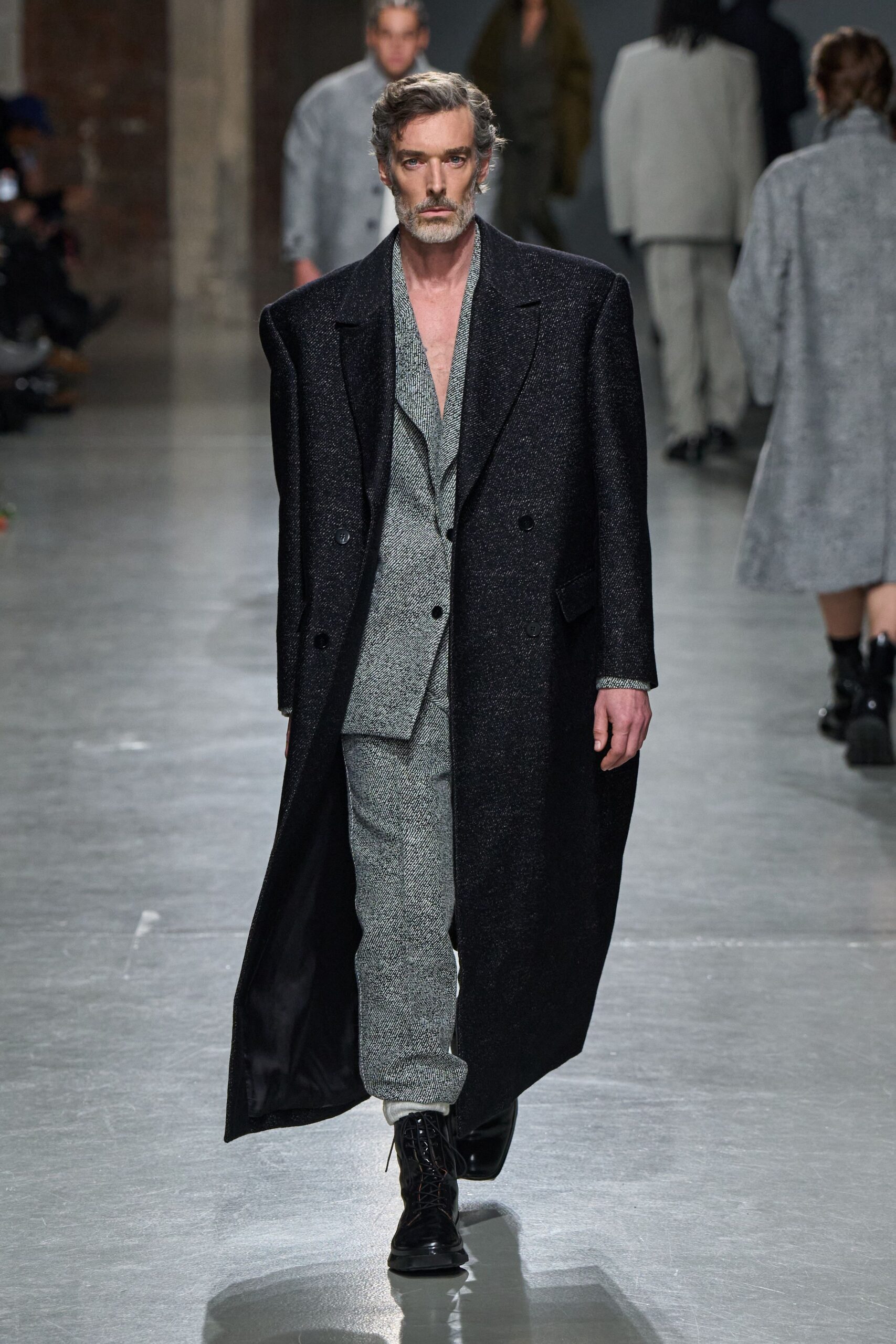 gray wool long-sleeve collared fitted buttoned suit