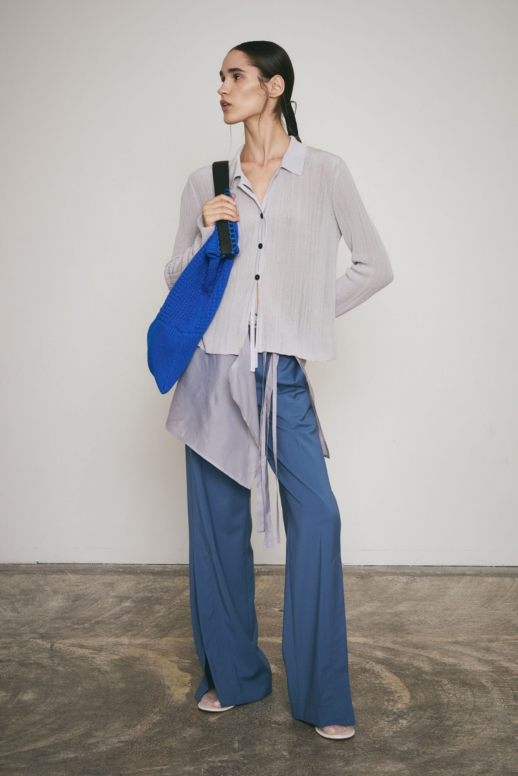 gray cotton long-sleeve collared relaxed buttoned shirt