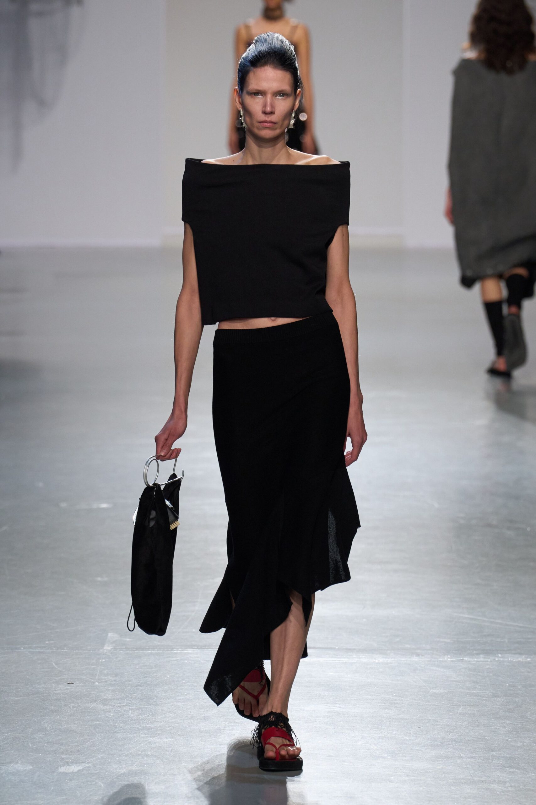 black cotton short-sleeve off-shoulder fitted cropped top