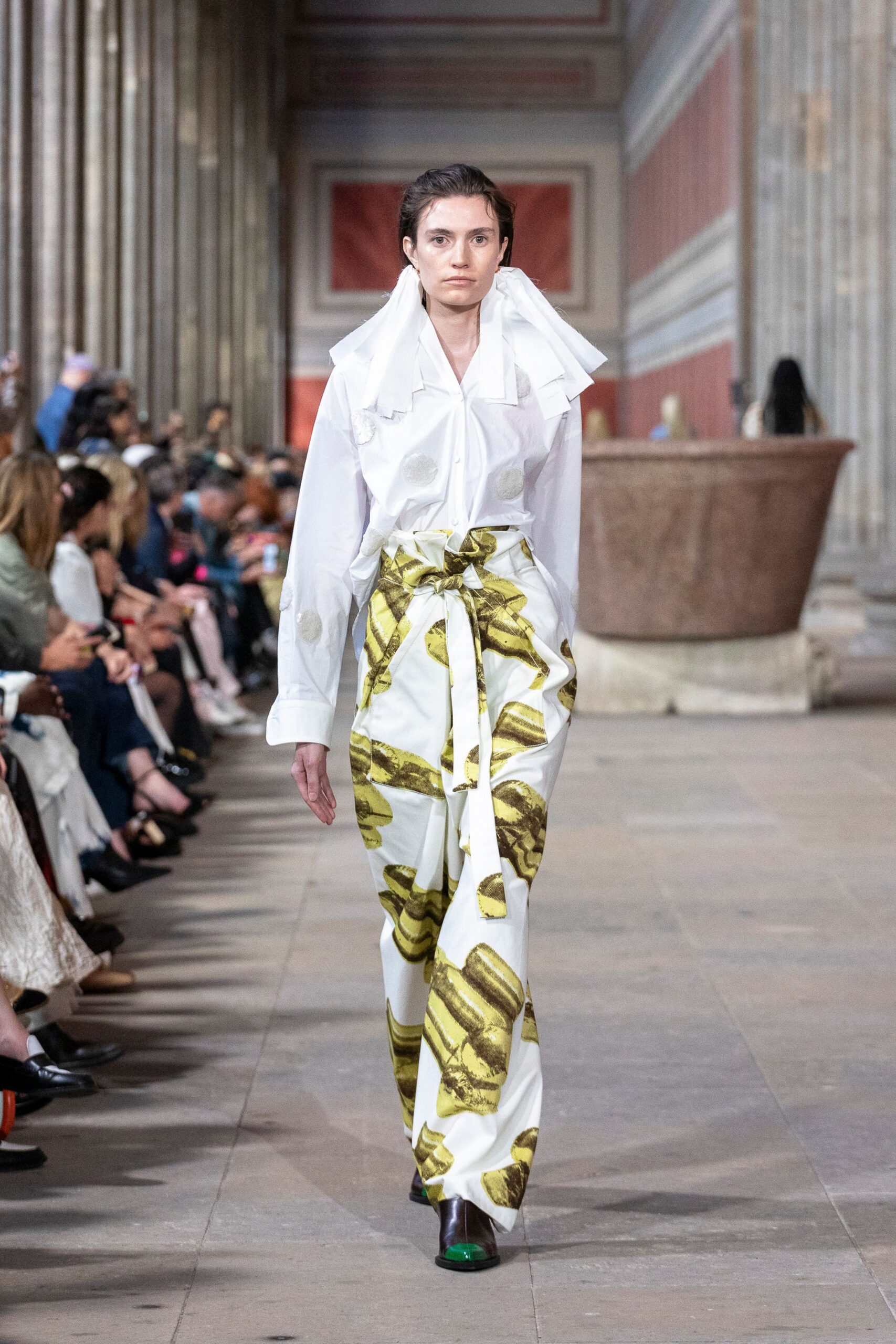 white cotton fitted high-waisted printed pants