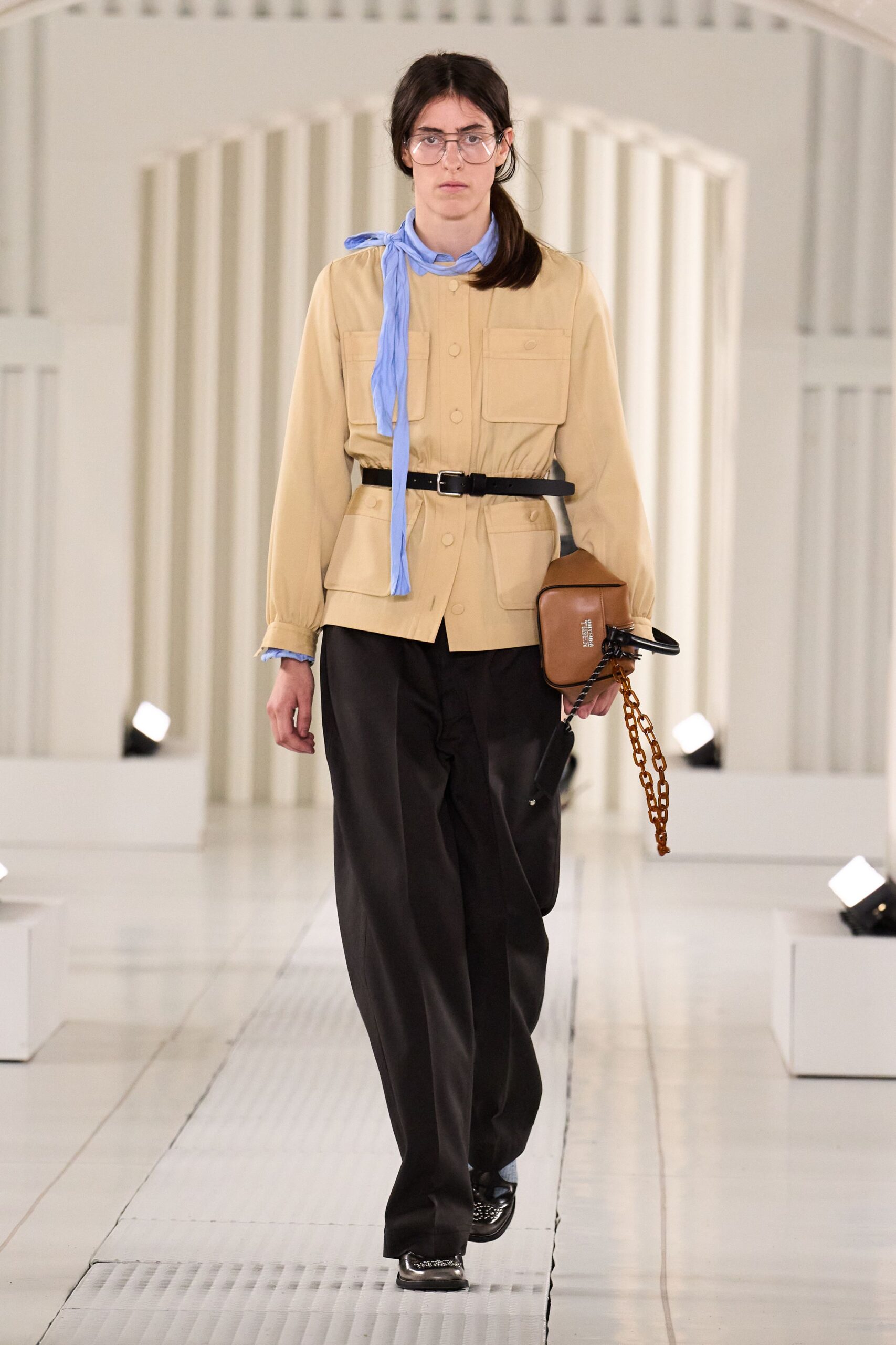 beige cotton long-sleeve collared fitted buttoned pockets jacket